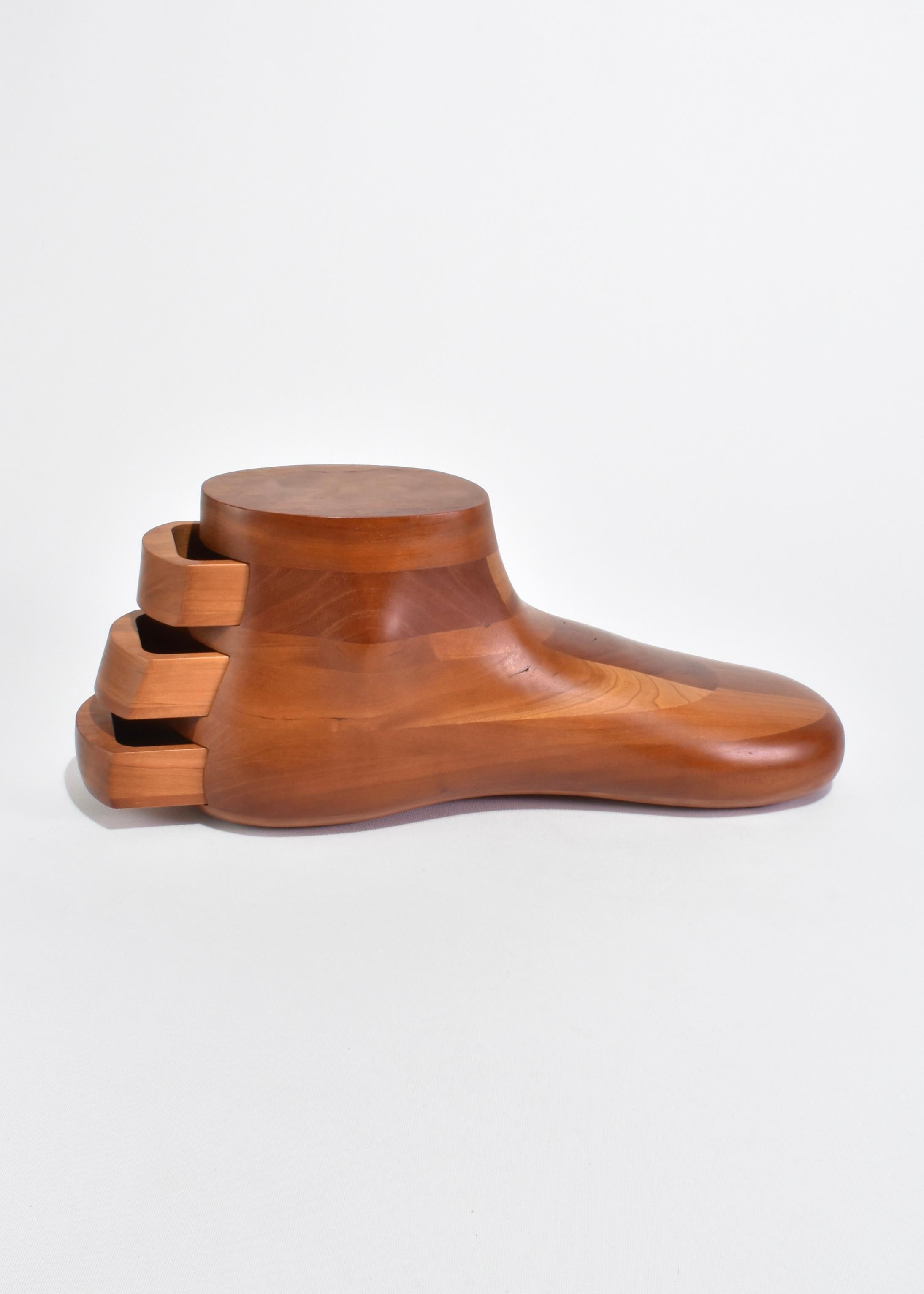 Schmuckkästchen mit geschnitztem Fuß im Zustand „Hervorragend“ im Angebot in Richmond, VA