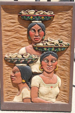 Cadre sculpté avec trois femmes aux yeux envoûtants portant des fleurs