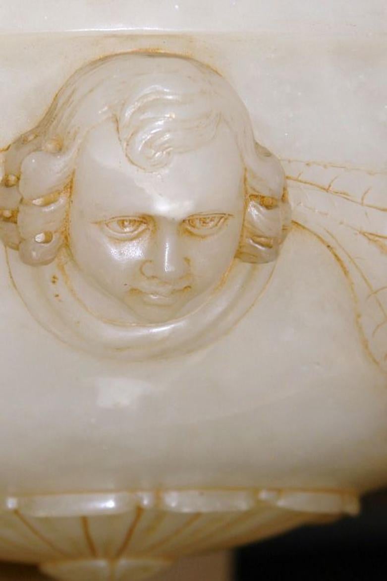 Geschnitzte französische Alabaster-Leuchte im Zustand „Gut“ im Angebot in New York, NY