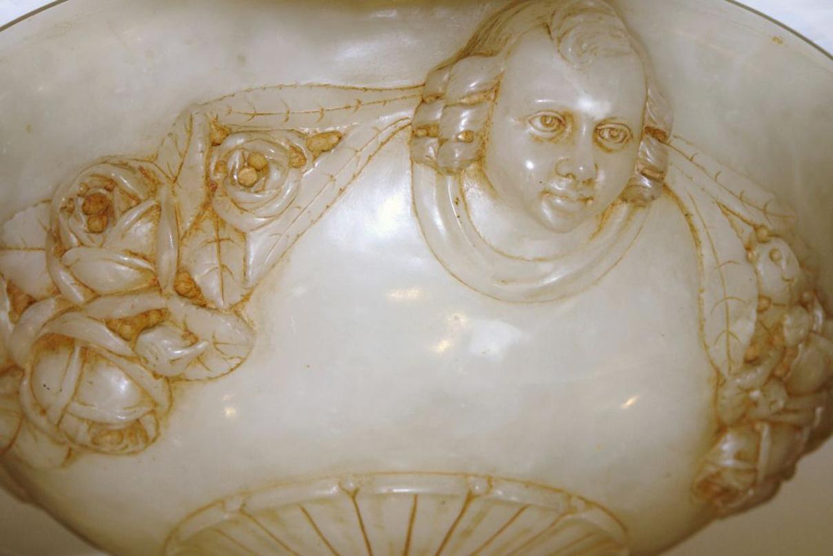 Geschnitzte französische Alabaster-Leuchte (Frühes 20. Jahrhundert) im Angebot
