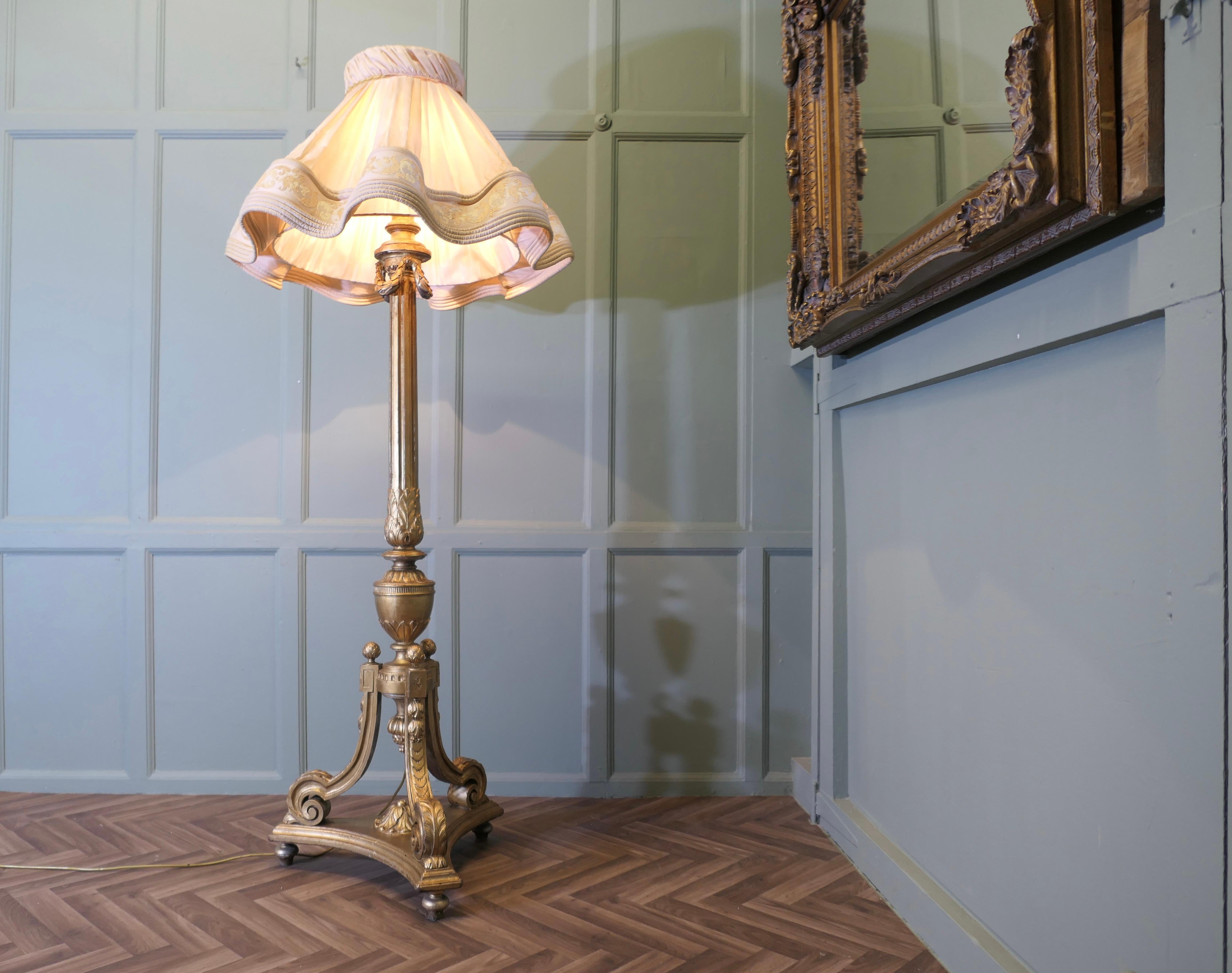 Lámpara de pie Boudoir francesa tallada  Se trata de una pieza grande e imponente en Bueno estado para la venta en Godshill, Isle of Wight