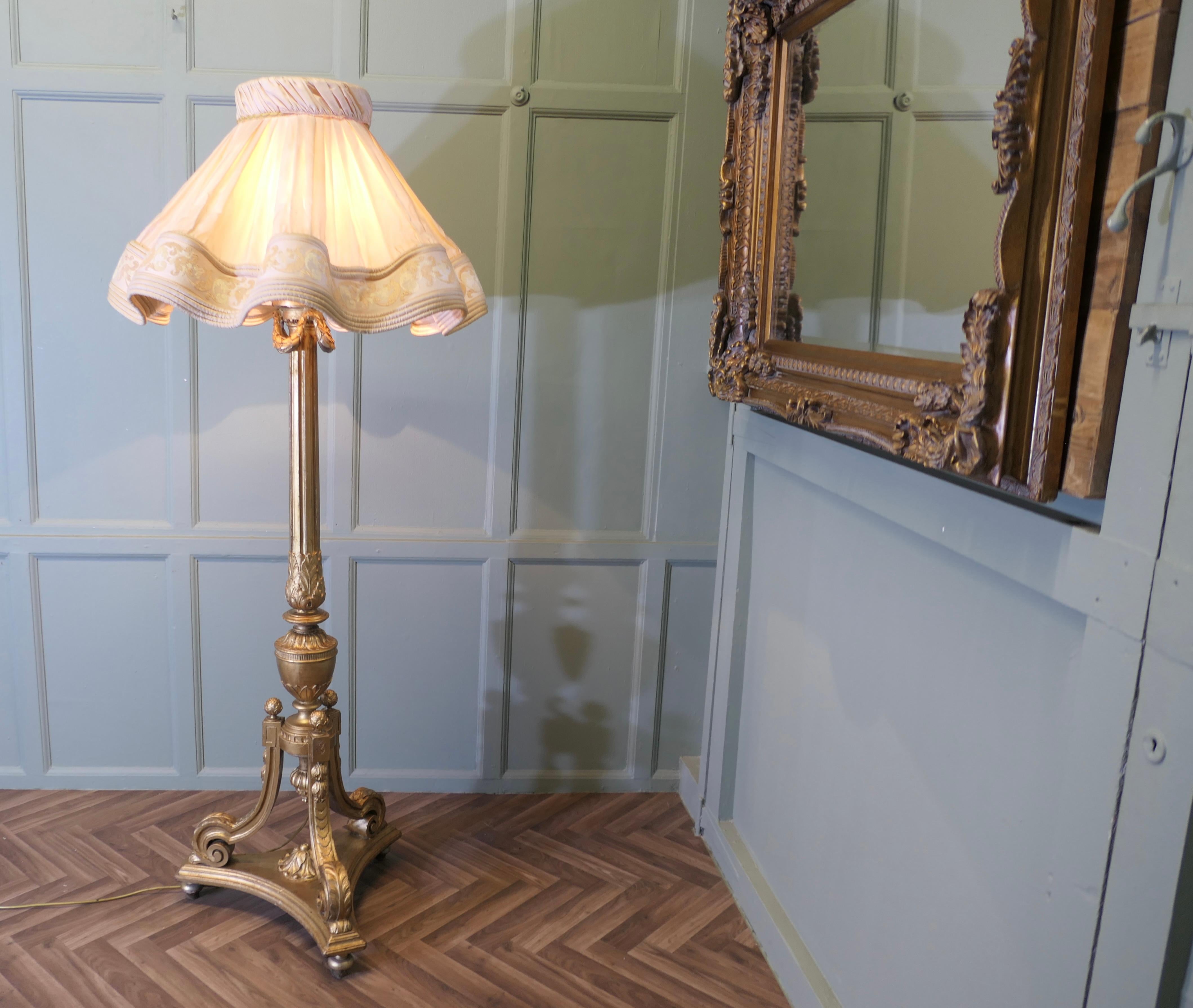 Lámpara de pie Boudoir francesa tallada  Se trata de una pieza grande e imponente siglo XIX en venta