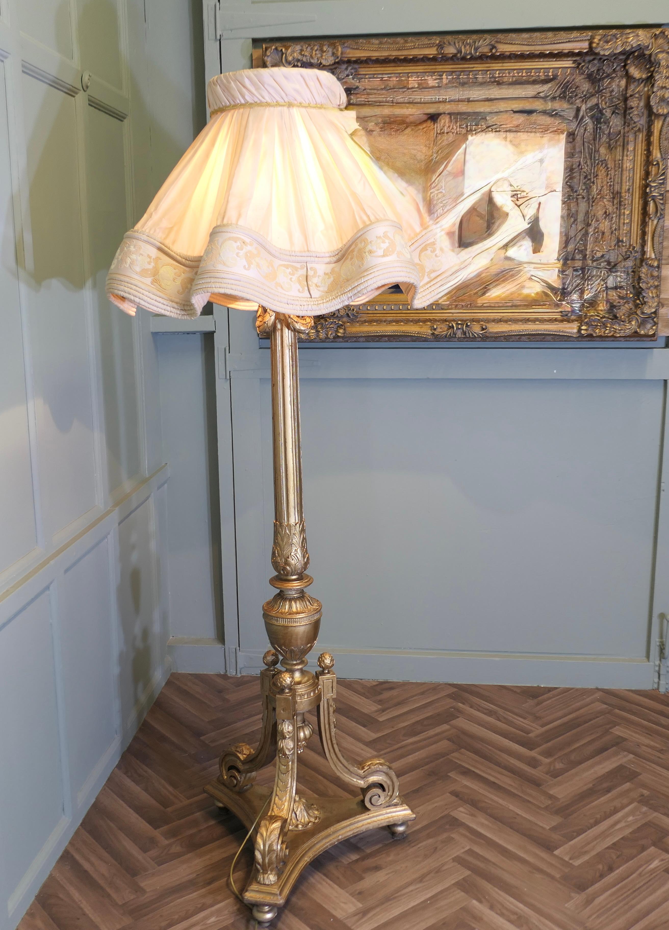 Lámpara de pie Boudoir francesa tallada  Se trata de una pieza grande e imponente Madera dorada en venta
