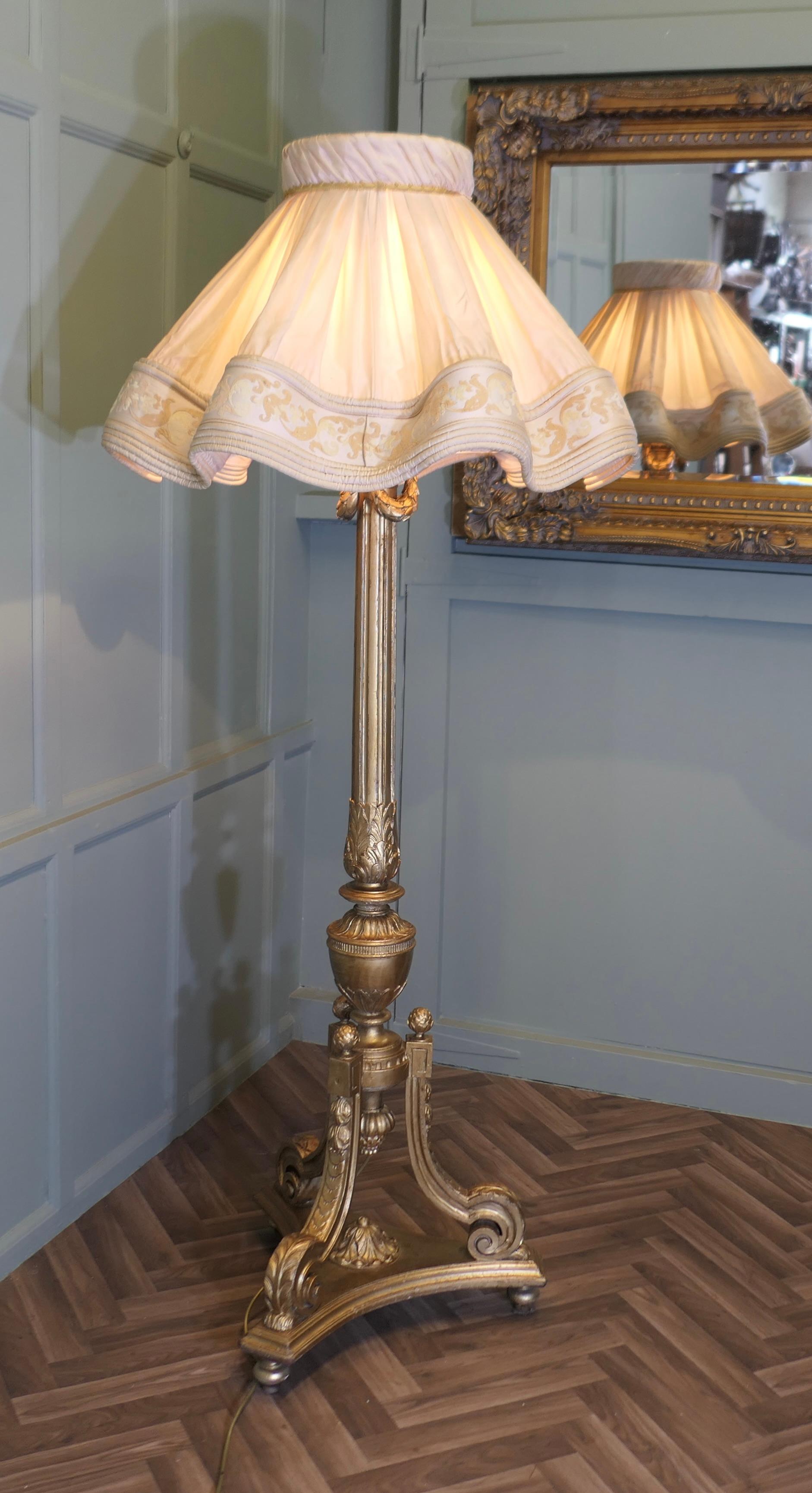 Lámpara de pie Boudoir francesa tallada  Se trata de una pieza grande e imponente en venta 1