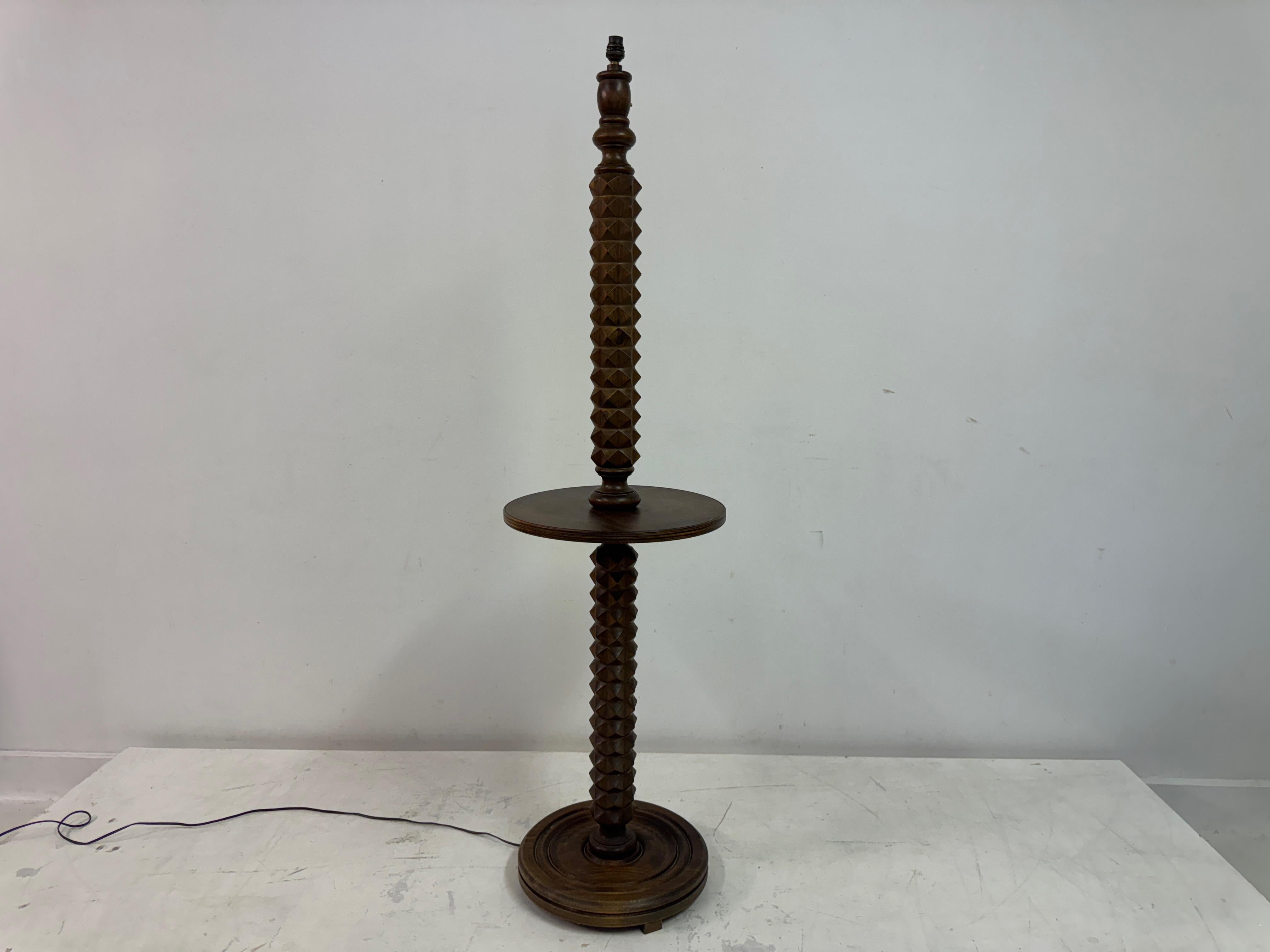 Lampada da terra in Oak intagliato

Lampada da terra francese in rovere intagliato nello stile di Charles Dudouyt. La lampada ha una struttura alta ed elegante, con un'importante base in quercia intagliata che mette in mostra dettagli intricati e