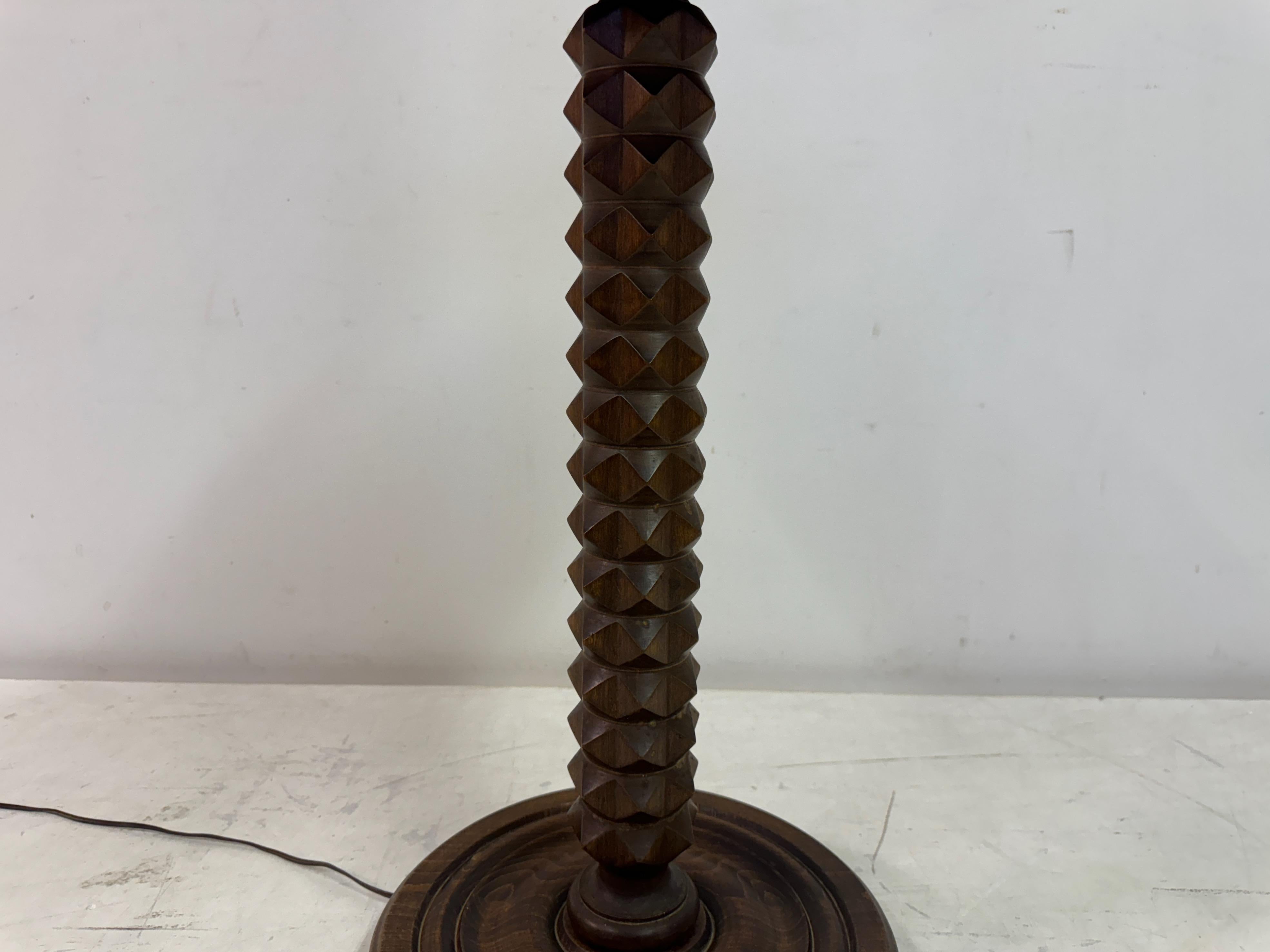 Lampada da terra francese intagliata nello stile di Charles Dudouyt In condizioni buone in vendita a London, London