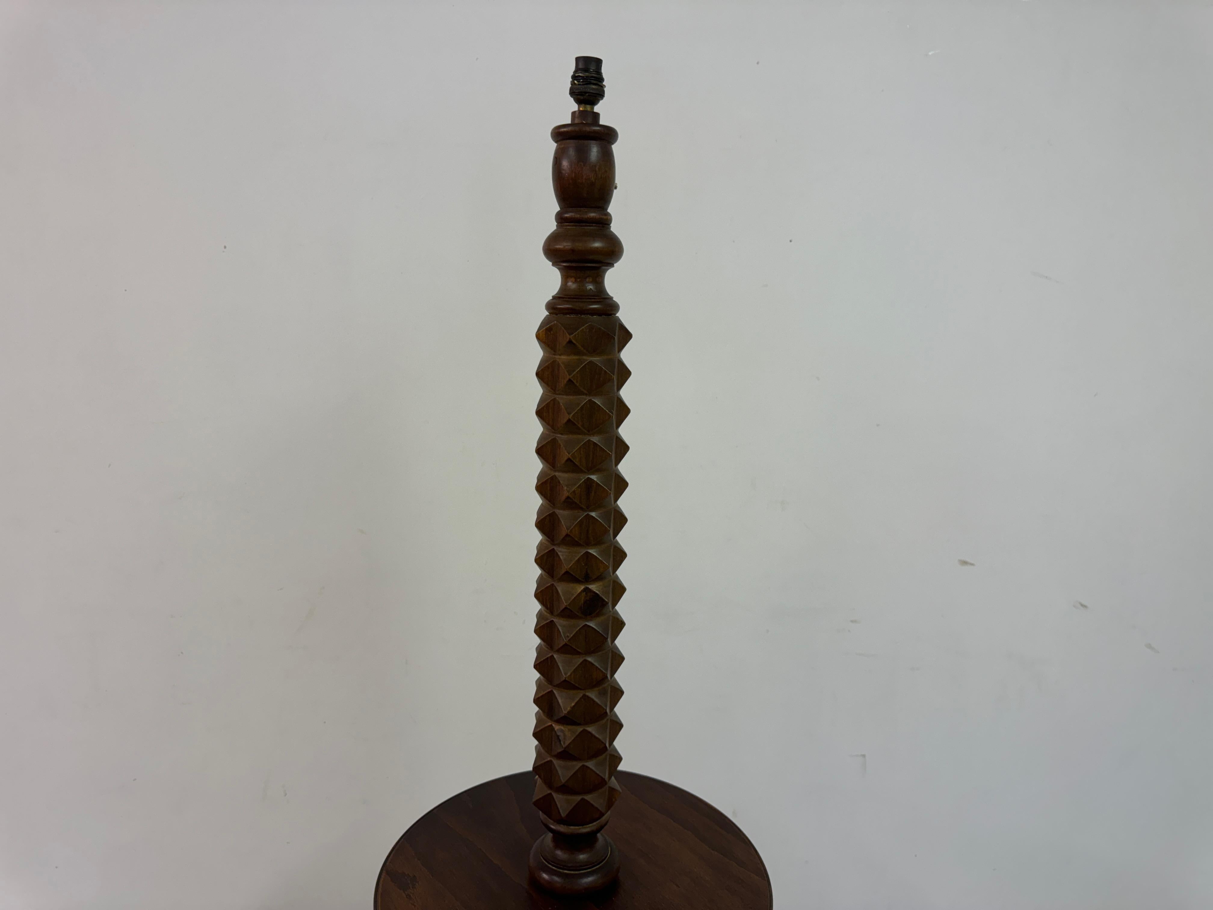 Quercia Lampada da terra francese intagliata nello stile di Charles Dudouyt in vendita