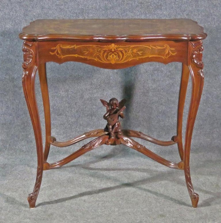 This is an absolutely wonderful center or hall table. The table was most likely made by RJ Horner by an Italian craftsman as was the custom for Horner. The construction and 