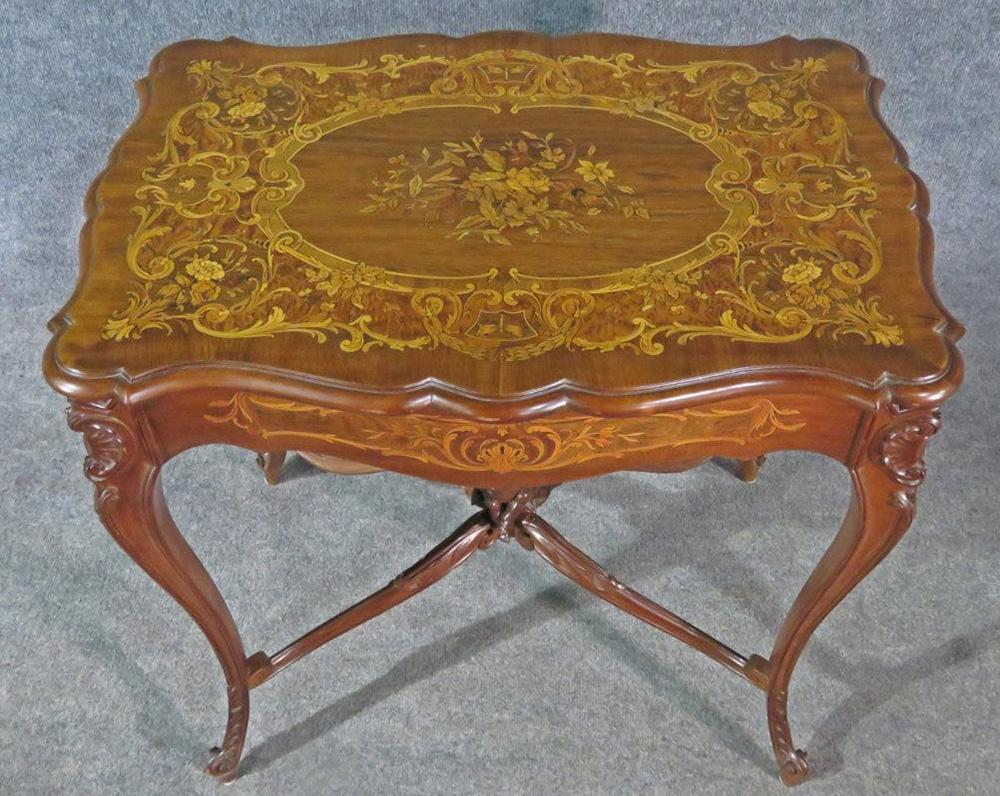 Geschnitzter französischer Louis XV Puttu Cherub-Tisch mit Intarsien in der Mitte, Attr. RJ Horner (Italienisch) im Angebot