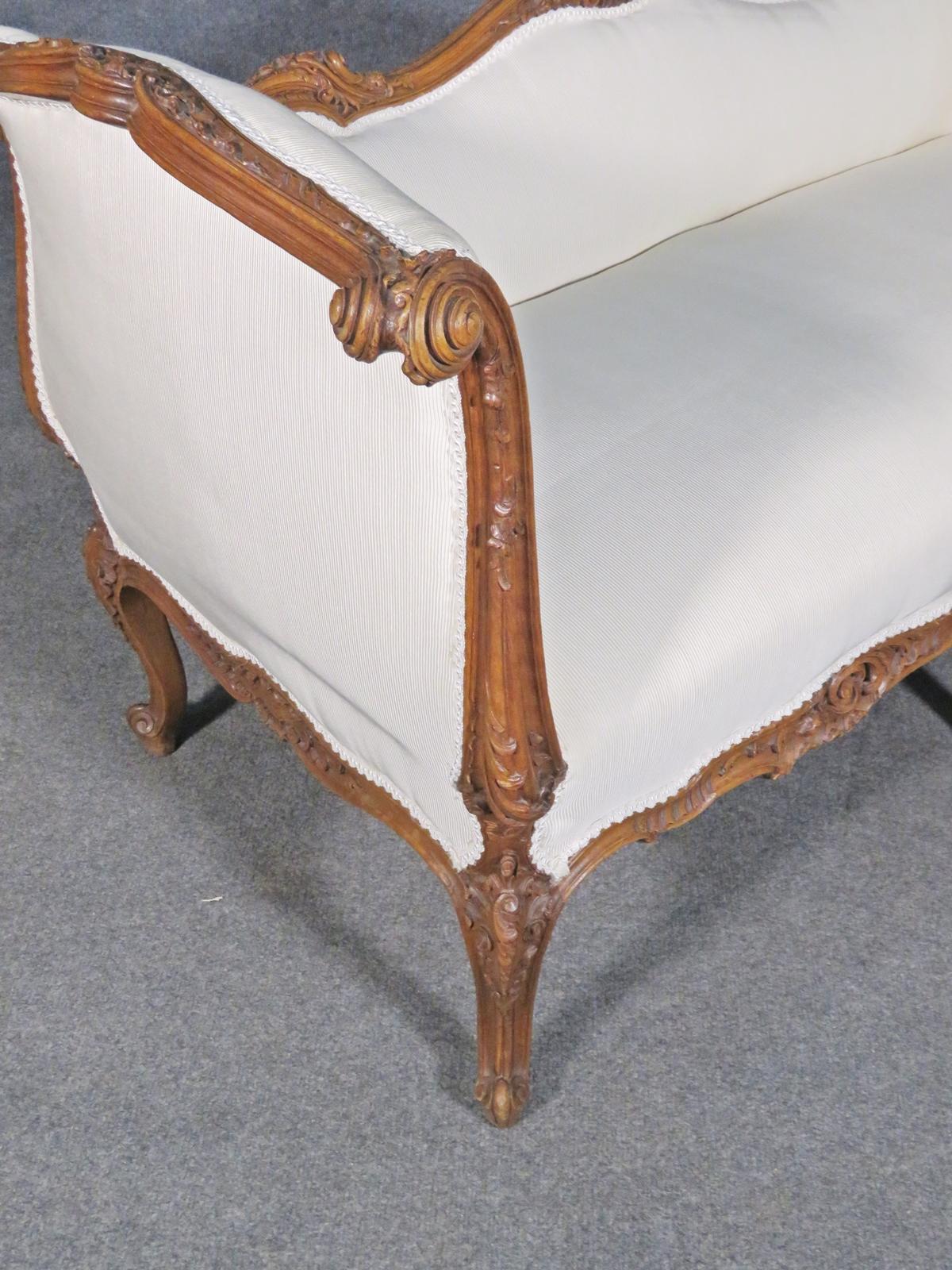 Late 19th Century Carved French Louis XV Walnut Settee Canape Sofa, circa 1890s