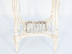 Mesa auxiliar francesa tallada de estilo Luis XVI con respaldo de caña