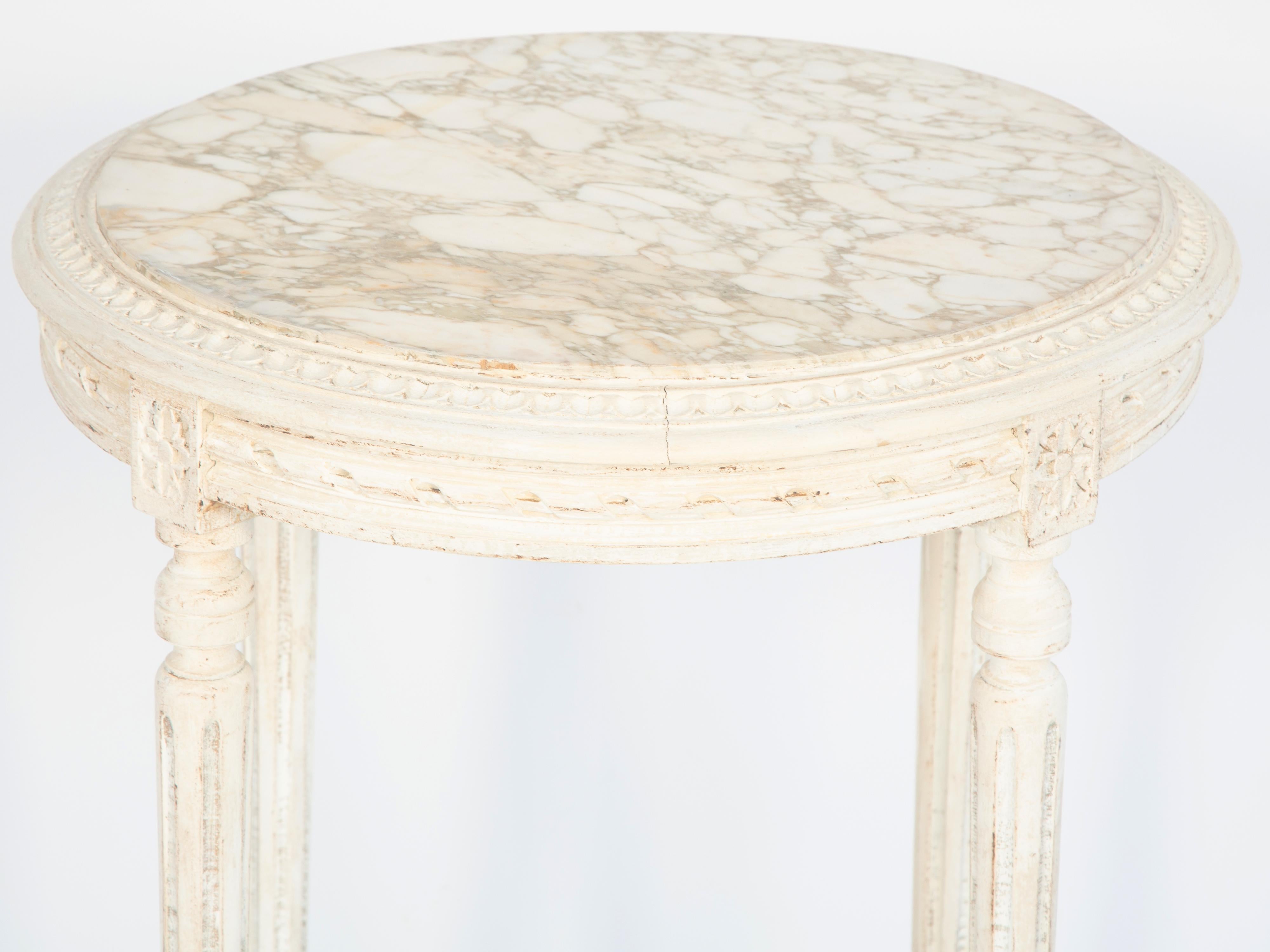 Français Table d'appoint française sculptée de style Louis XVI avec traverse en rotin en vente