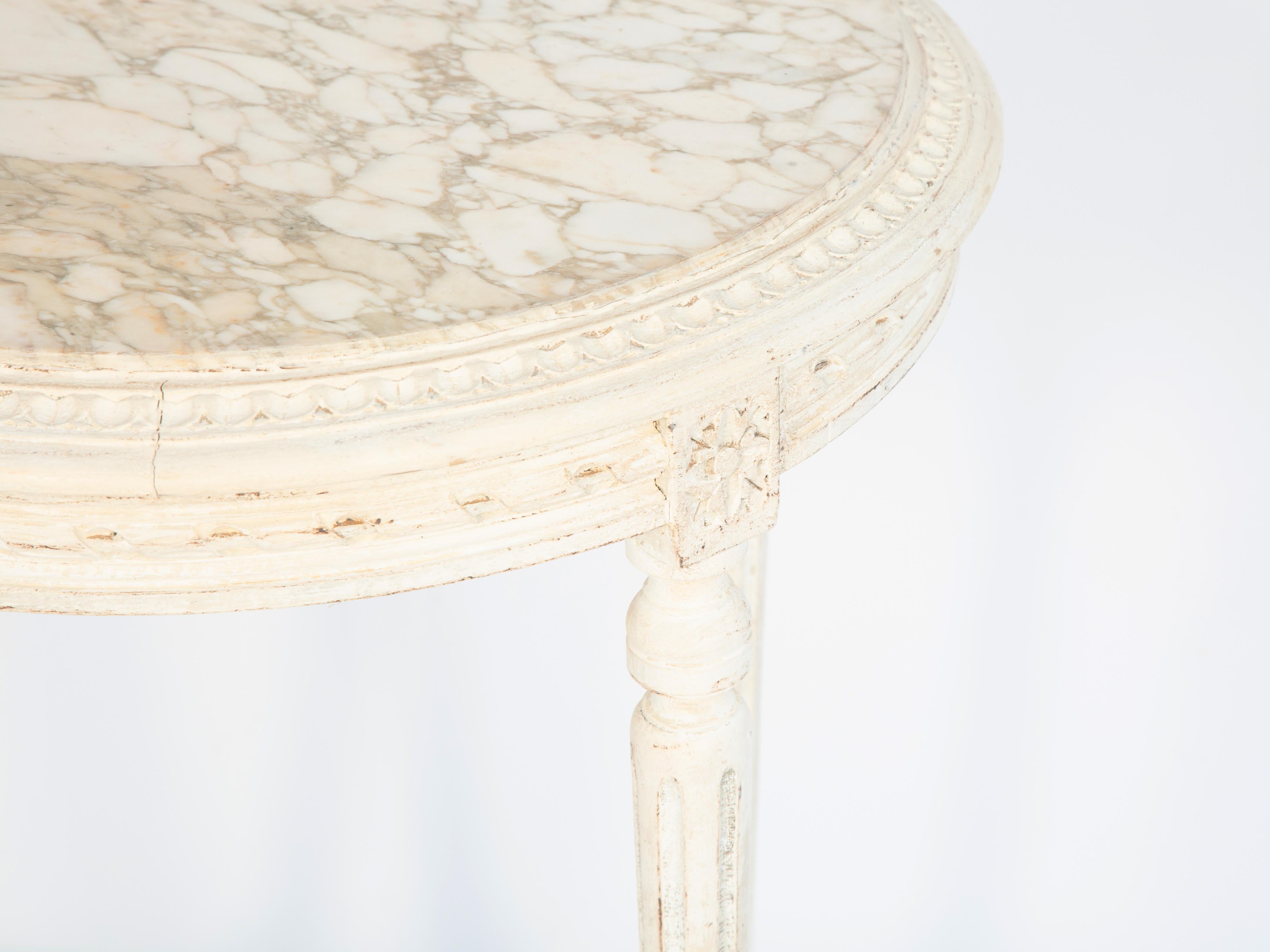 Sculpté à la main Table d'appoint française sculptée de style Louis XVI avec traverse en rotin en vente