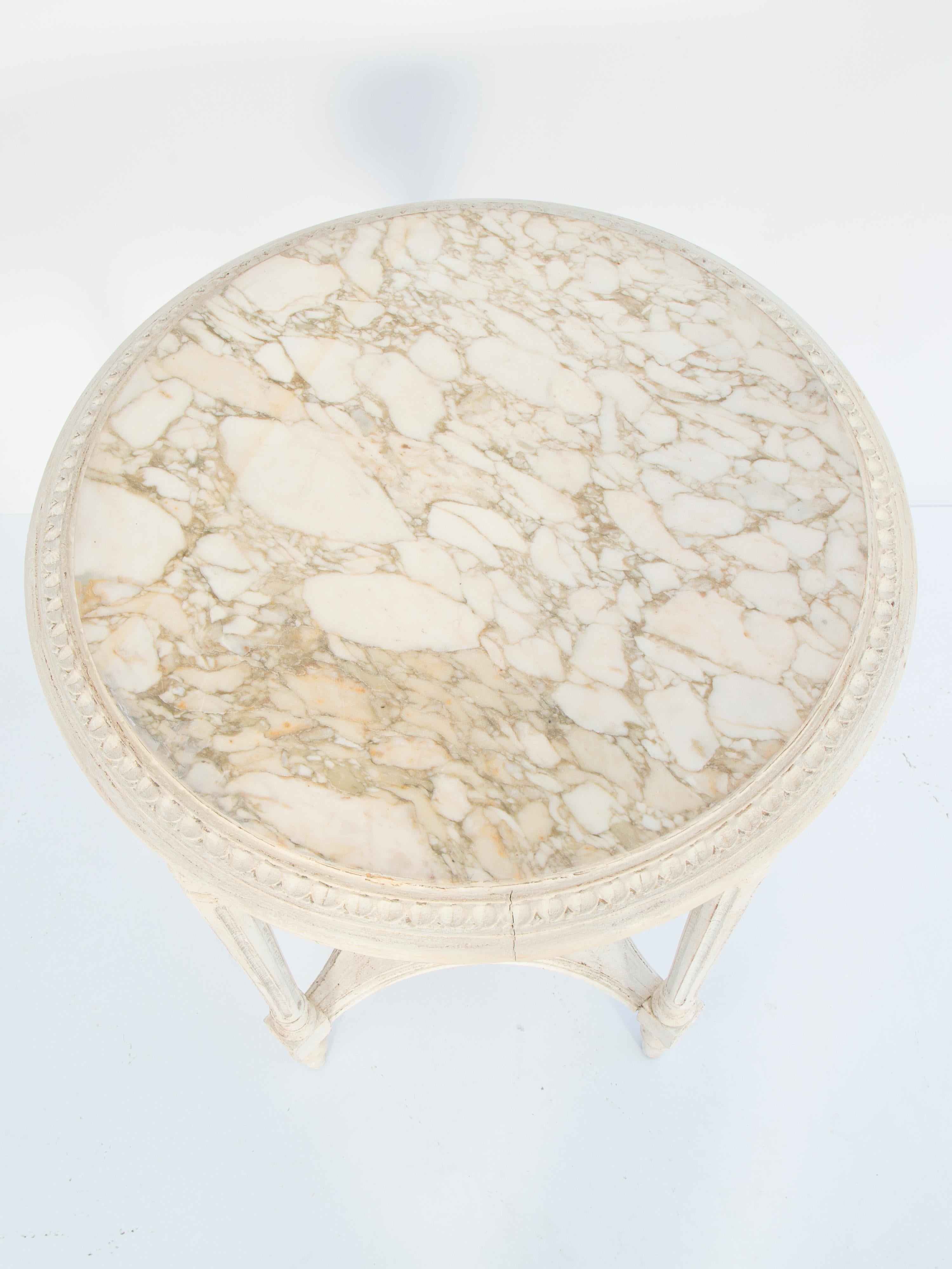 Table d'appoint française sculptée de style Louis XVI avec traverse en rotin Bon état - En vente à West Palm Beach, FL