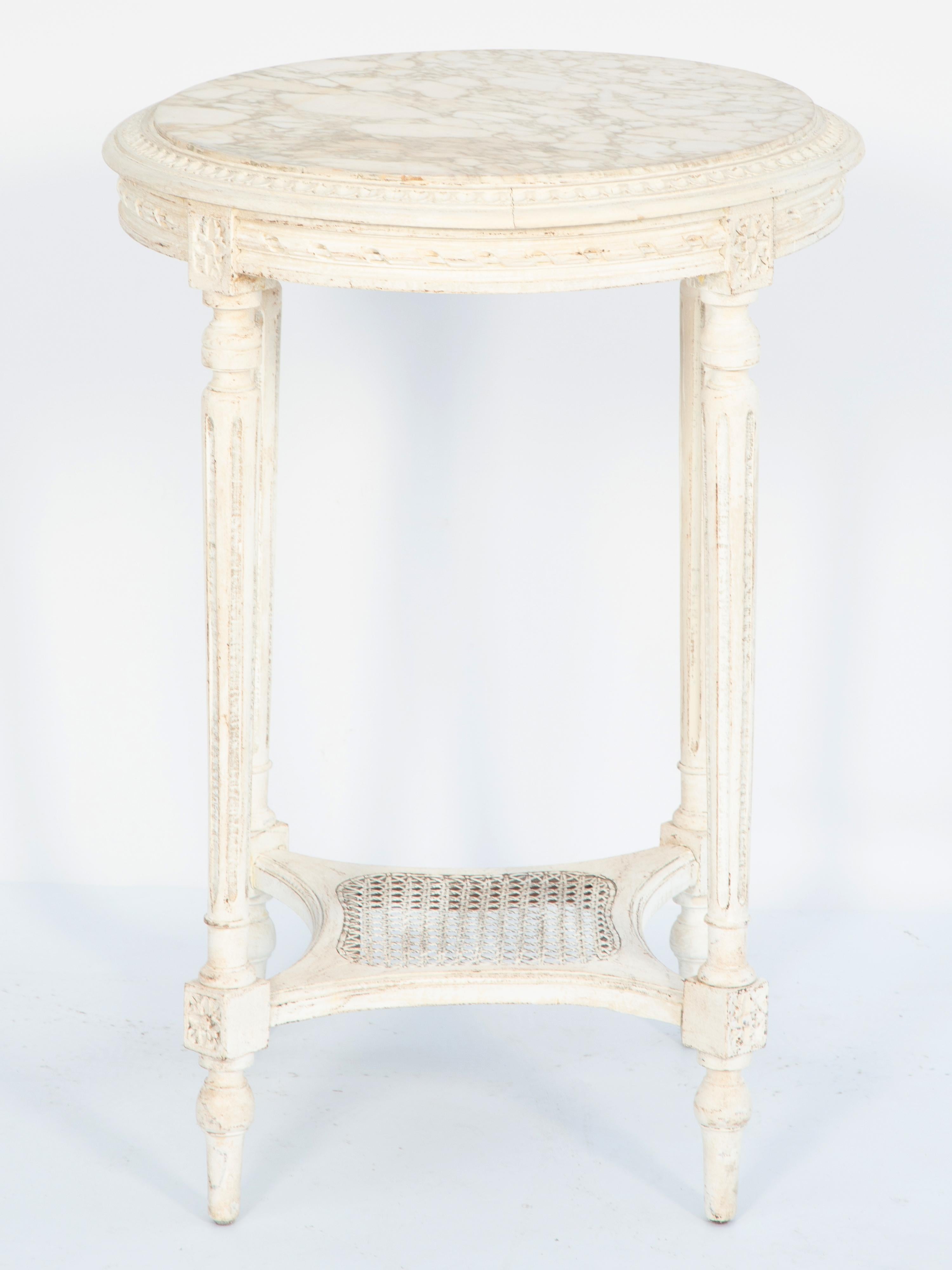 20ième siècle Table d'appoint française sculptée de style Louis XVI avec traverse en rotin en vente