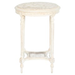 Geschnitzter französischer Beistelltisch im Louis-XVI.-Stil mit Schilfrohrträger aus Schilfrohr