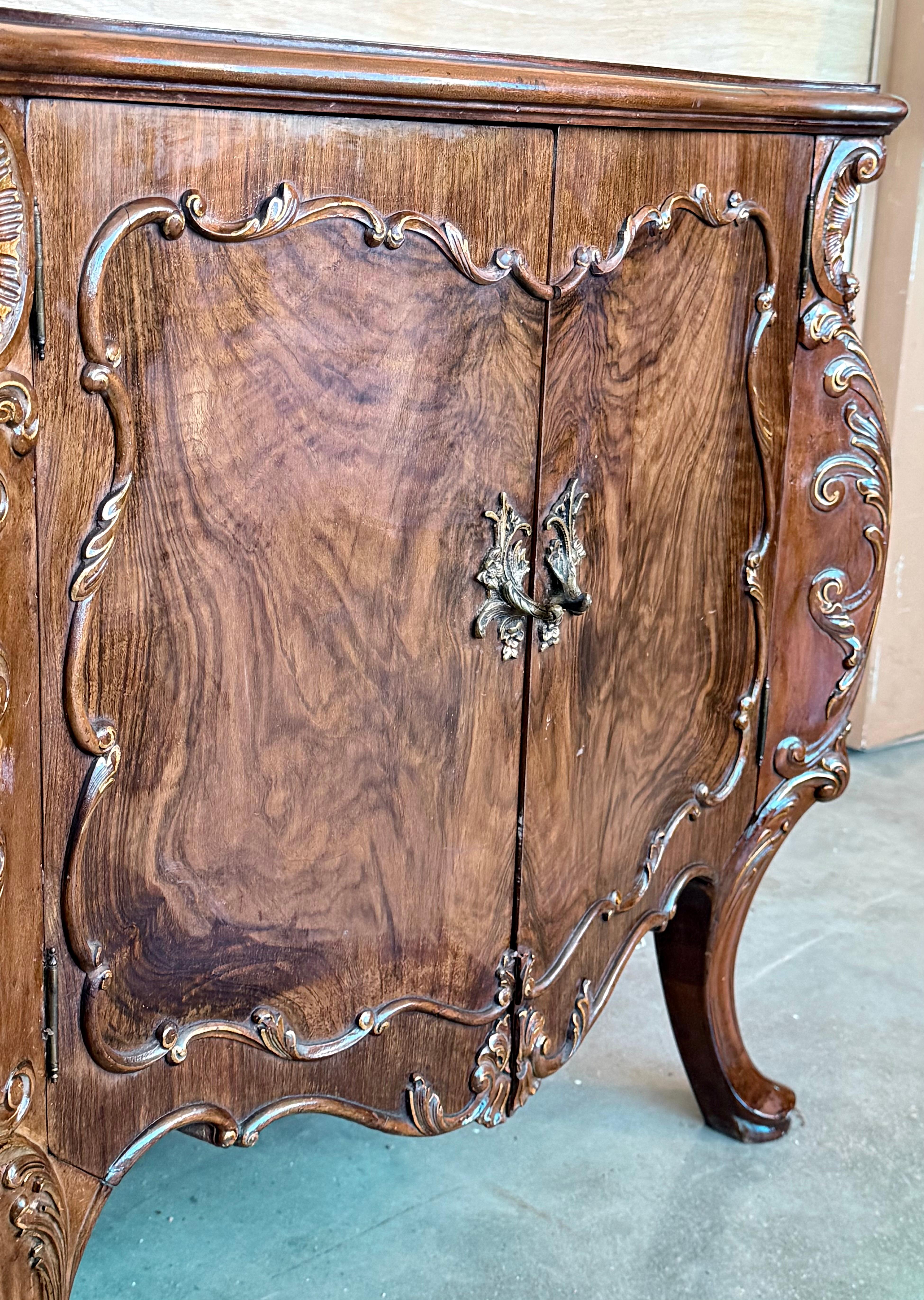 Carved French Nightstands or Commodes with doors Burl Walnut, 1930s, Set of 2 en vente 3