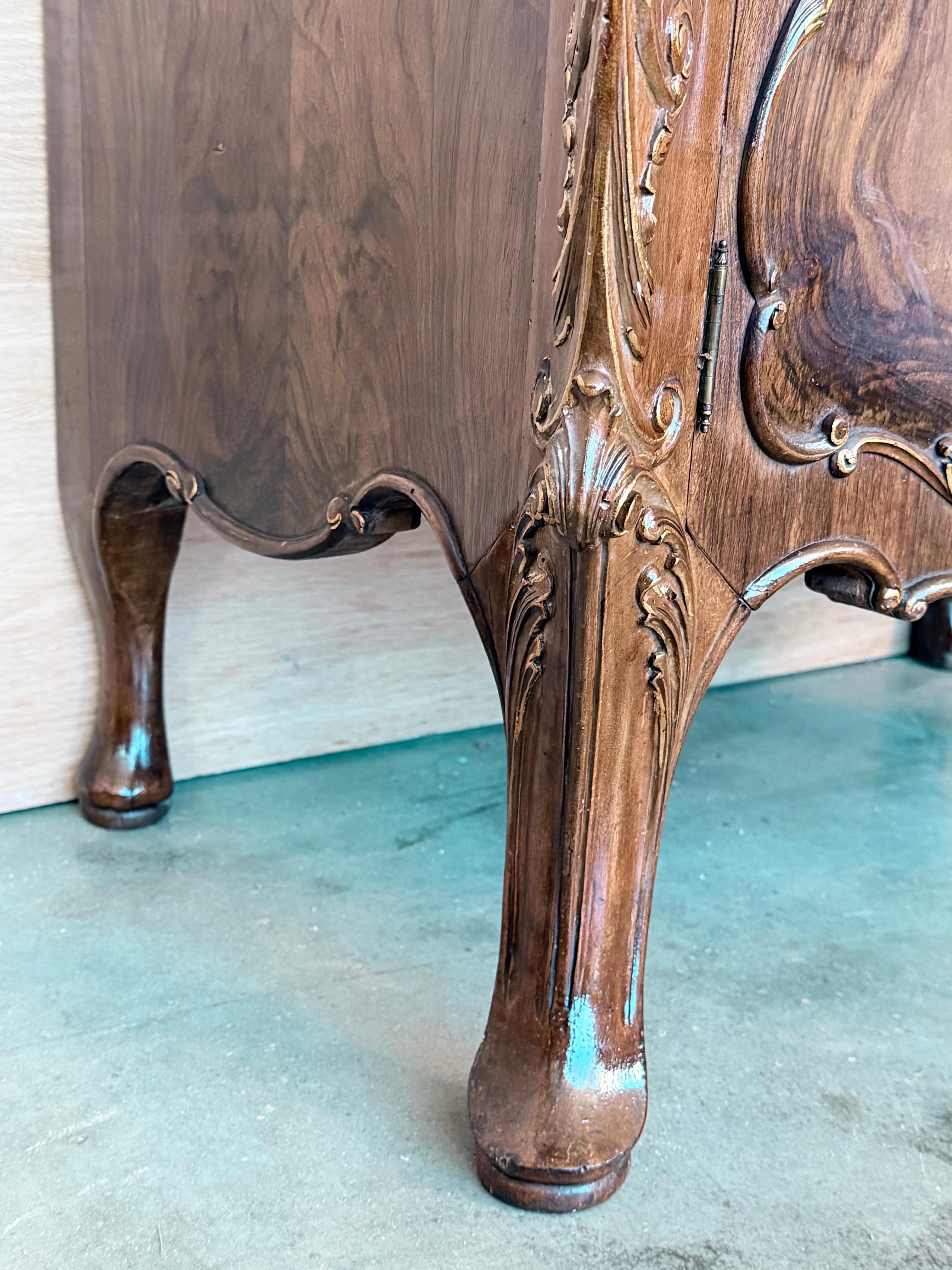 Carved French Nightstands or Commodes with doors Burl Walnut, 1930s, Set of 2 en vente 4