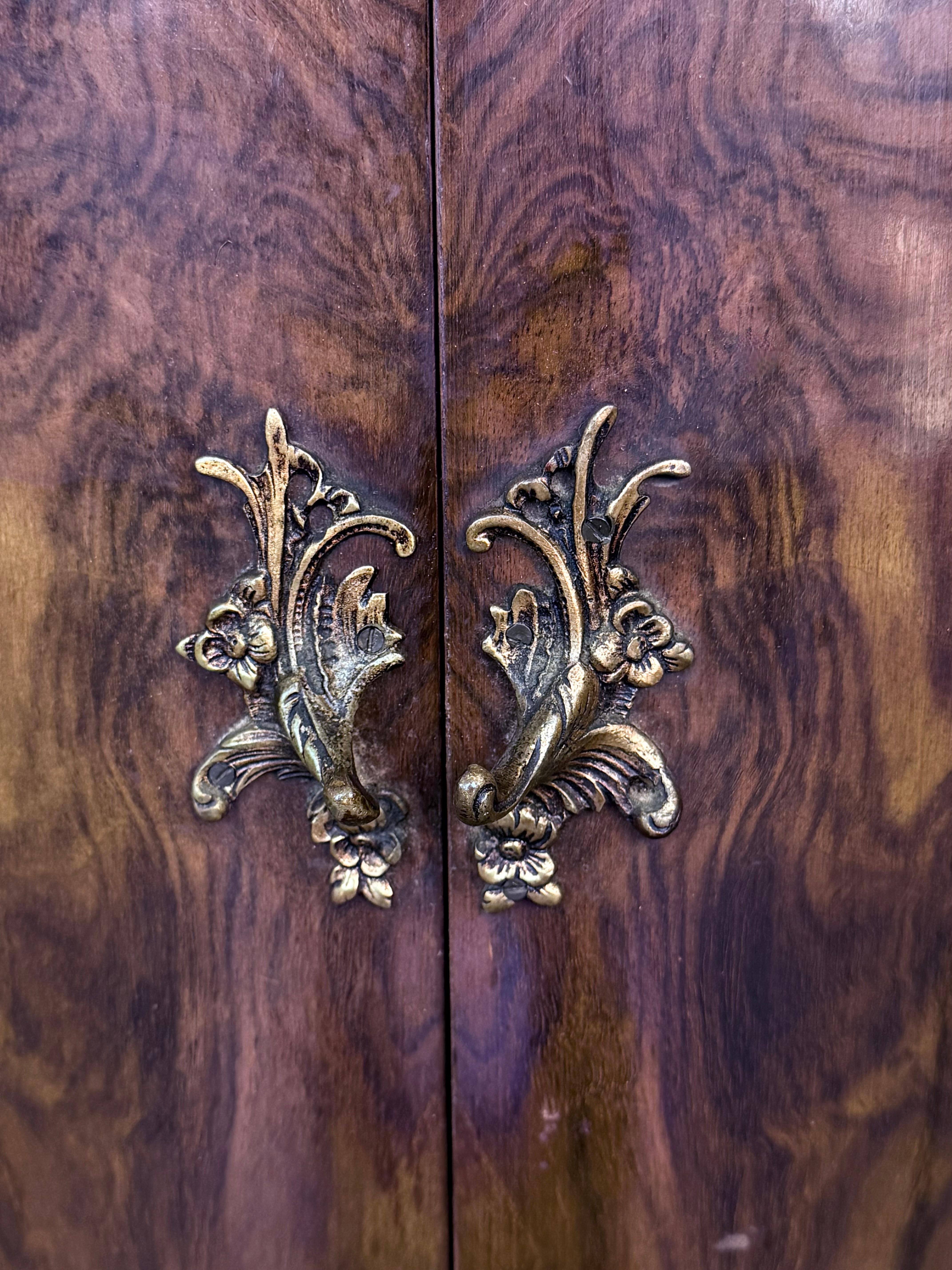 Carved French Nightstands or Commodes with doors Burl Walnut, 1930s, Set of 2 en vente 5