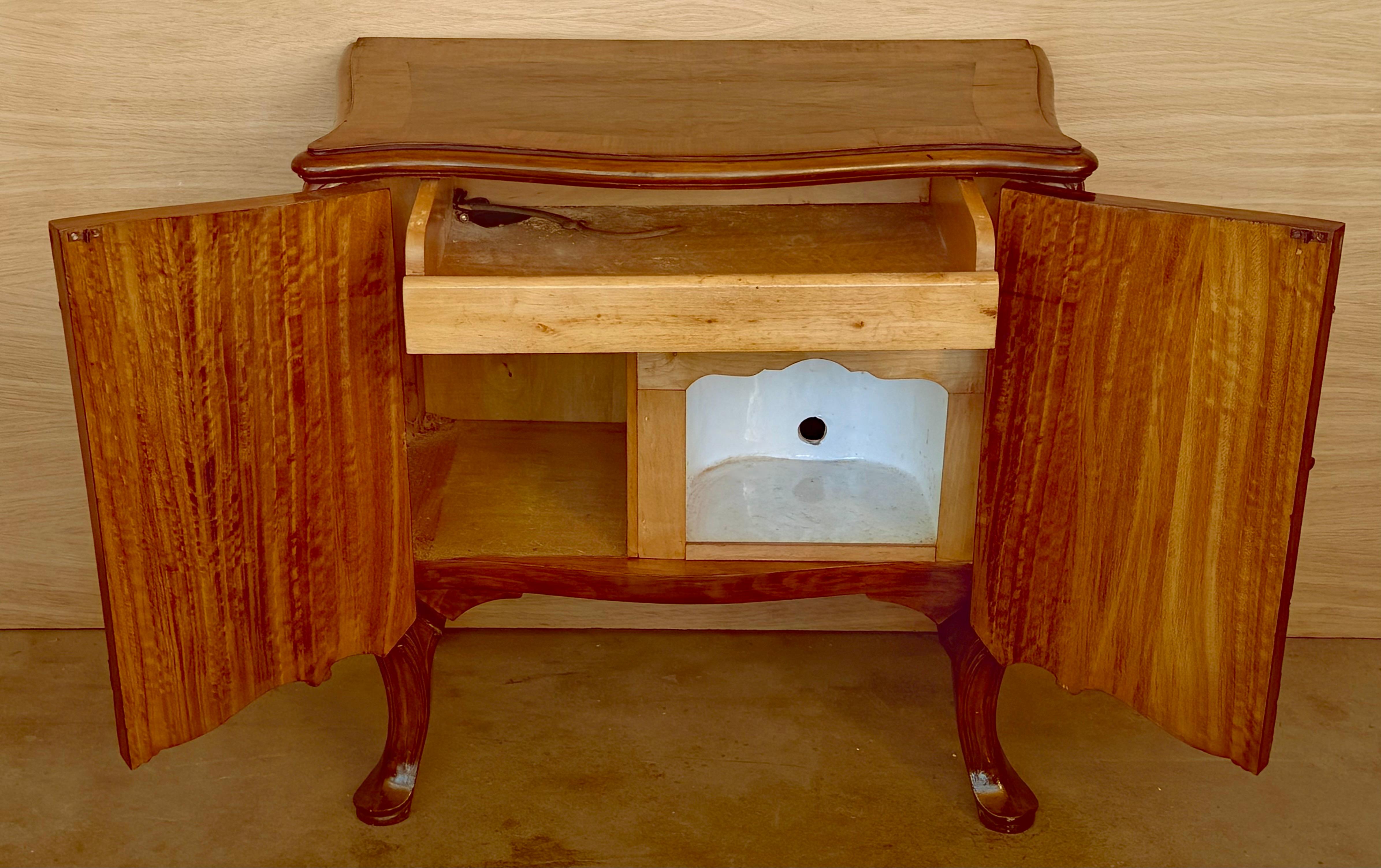 Carved French Nightstands or Commodes with doors Burl Walnut, 1930s, Set of 2 en vente 6