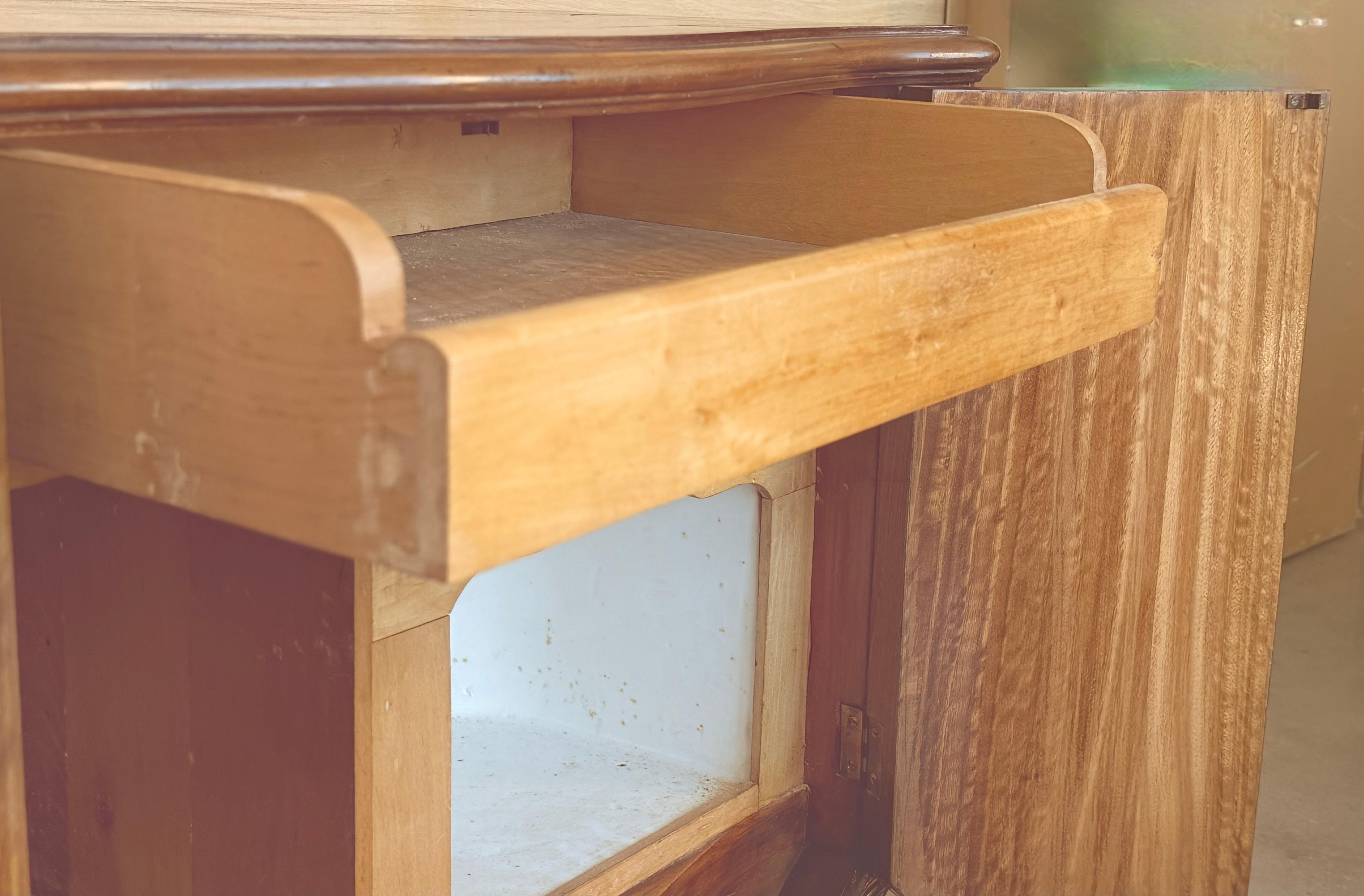 Carved French Nightstands or Commodes with doors Burl Walnut, 1930s, Set of 2 en vente 7