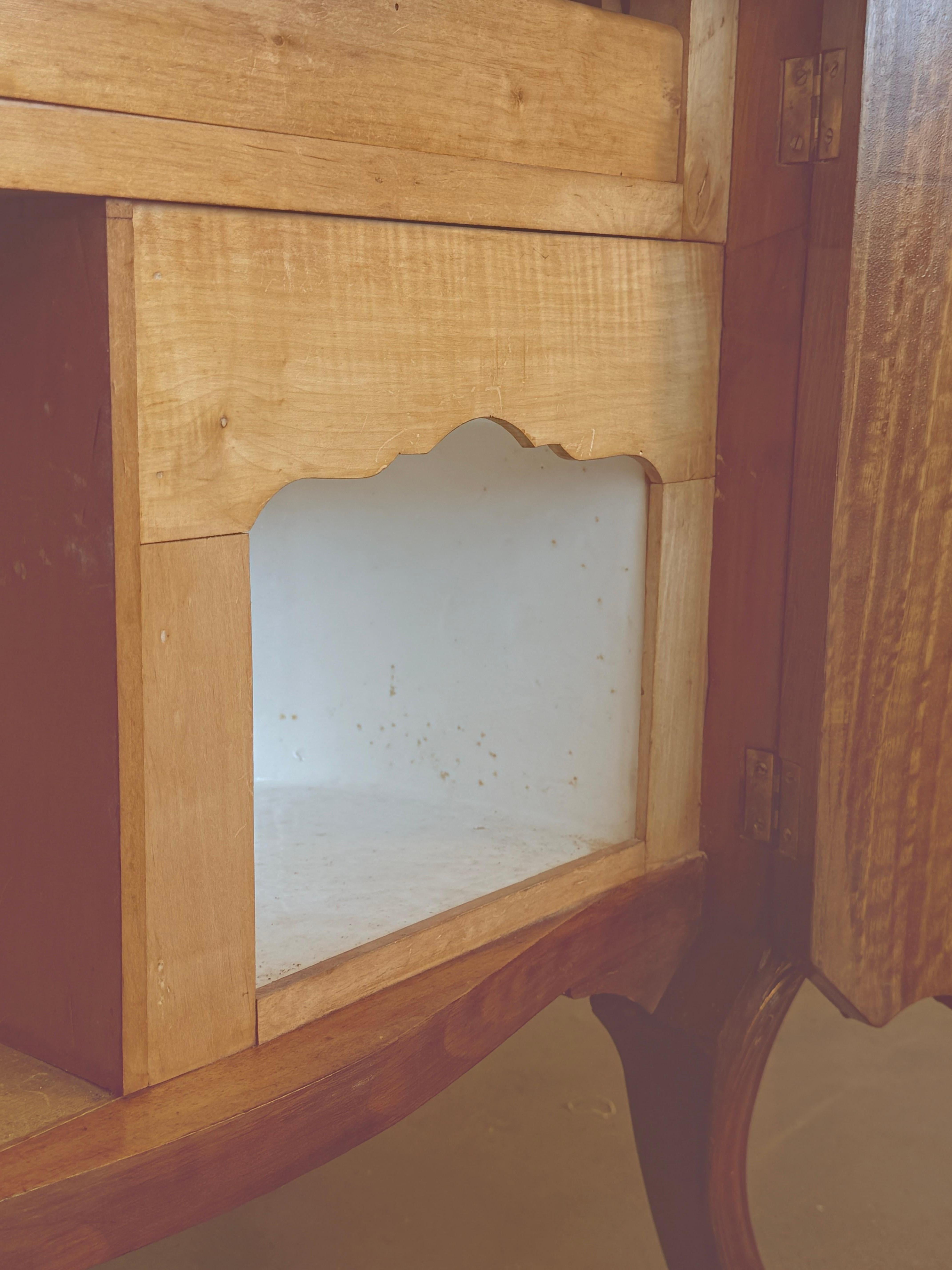 Carved French Nightstands or Commodes with doors Burl Walnut, 1930s, Set of 2 en vente 8