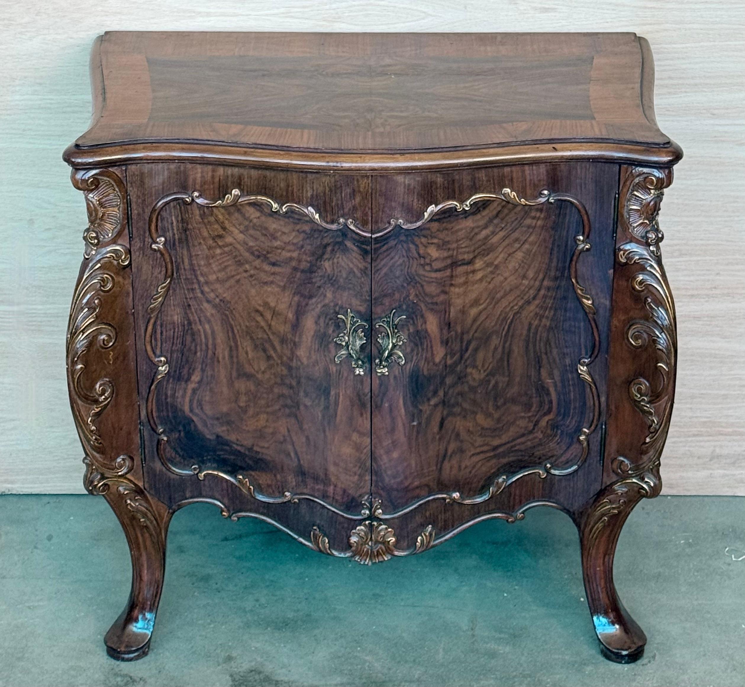 Mid-Century Modern Carved French Nightstands or Commodes with doors Burl Walnut, 1930s, Set of 2 en vente
