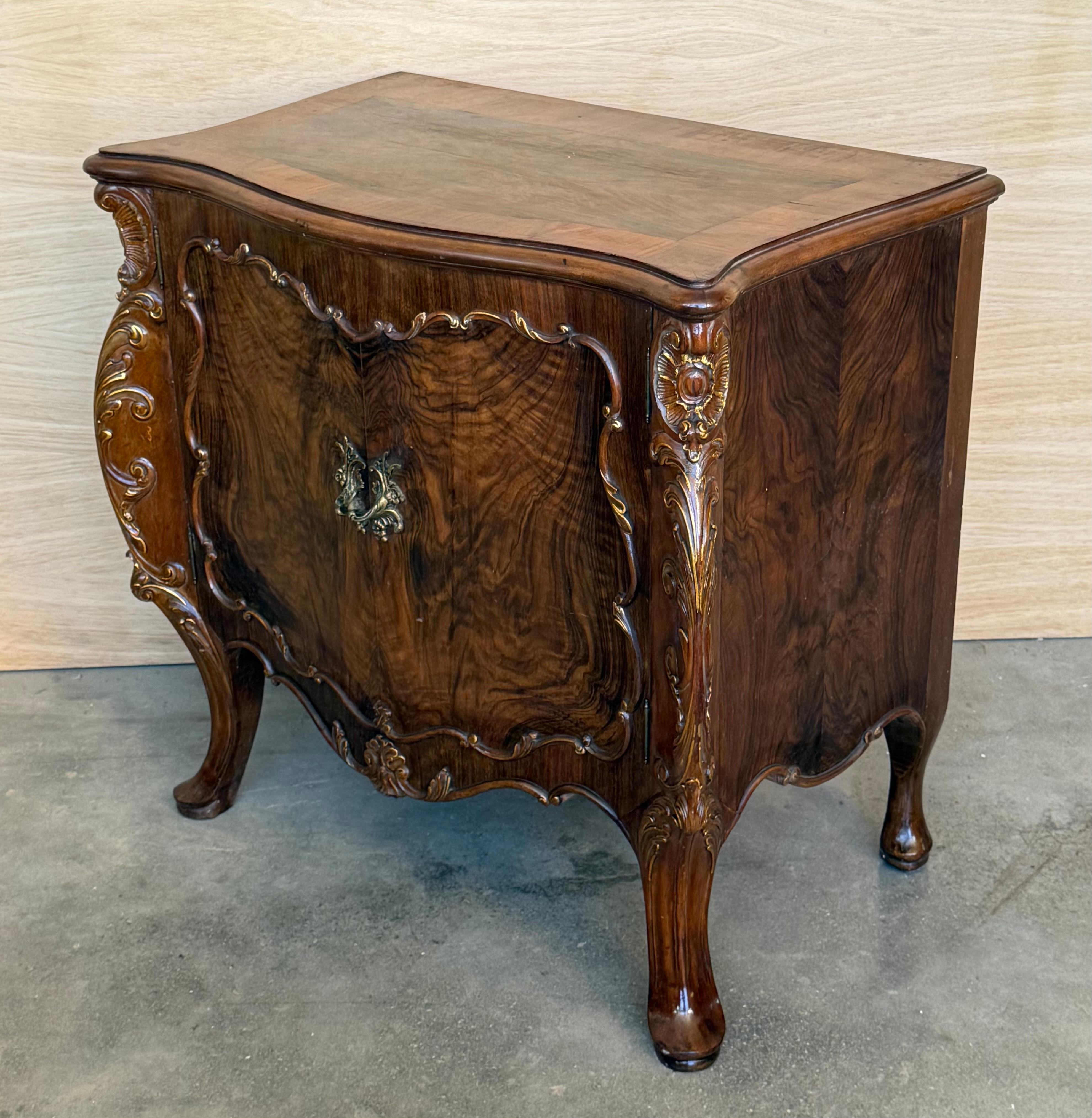 Carved French Nightstands or Commodes with doors Burl Walnut, 1930s, Set of 2 Bon état - En vente à Miami, FL