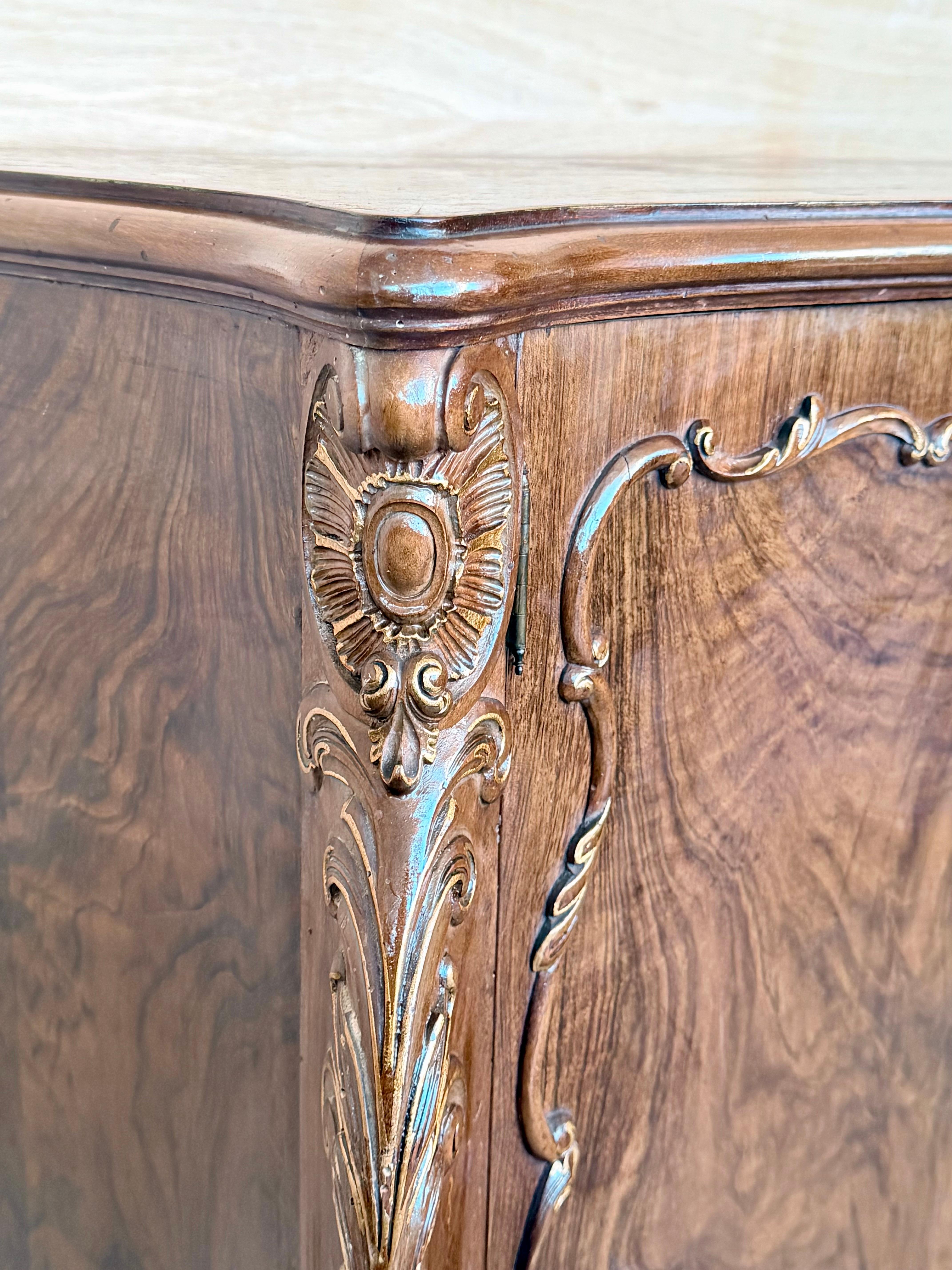 Carved French Nightstands or Commodes with doors Burl Walnut, 1930s, Set of 2 en vente 2