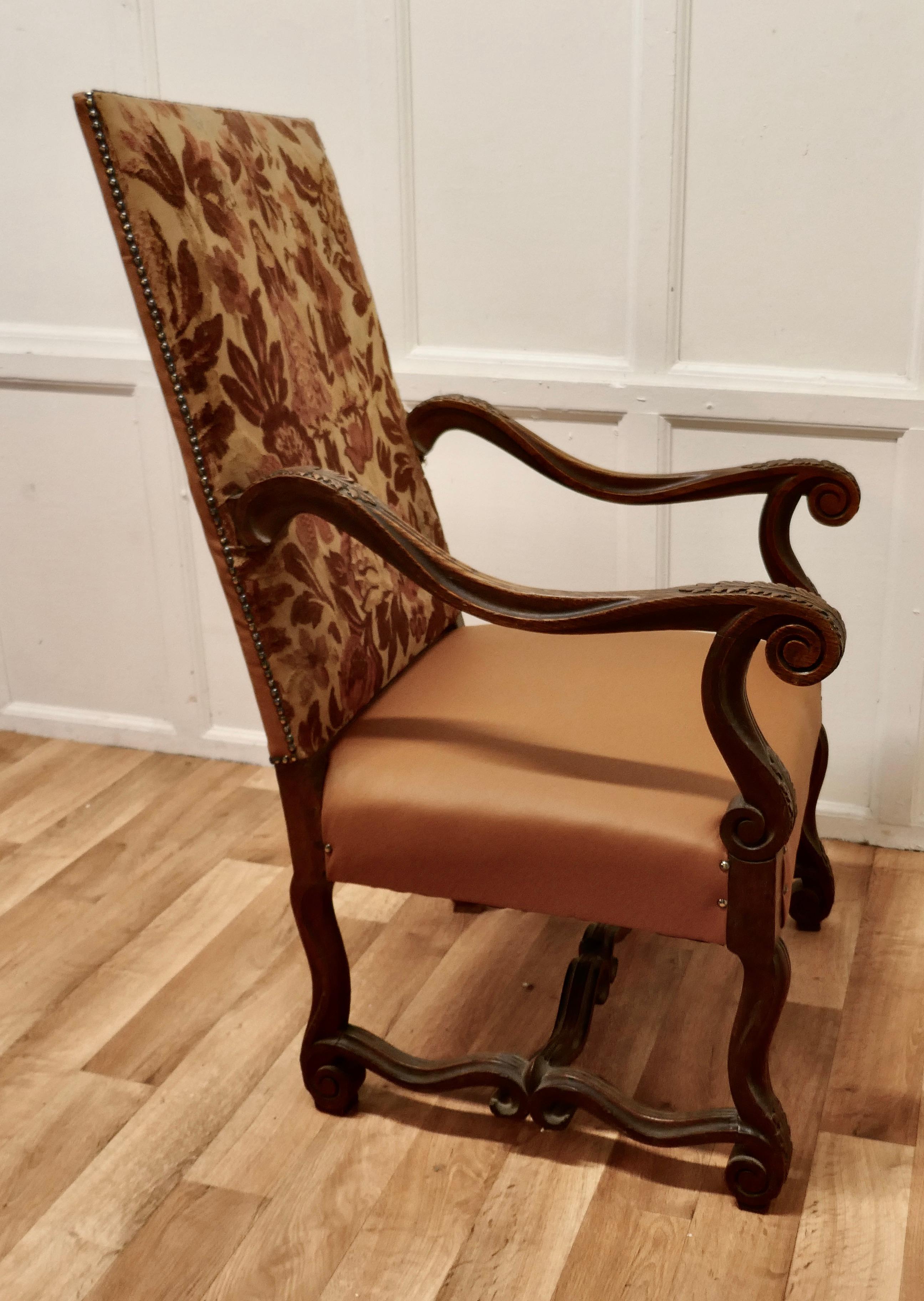 Fauteuil trône de salon en chêne français sculpté, tissu d'ameublement graphique original en vente 3