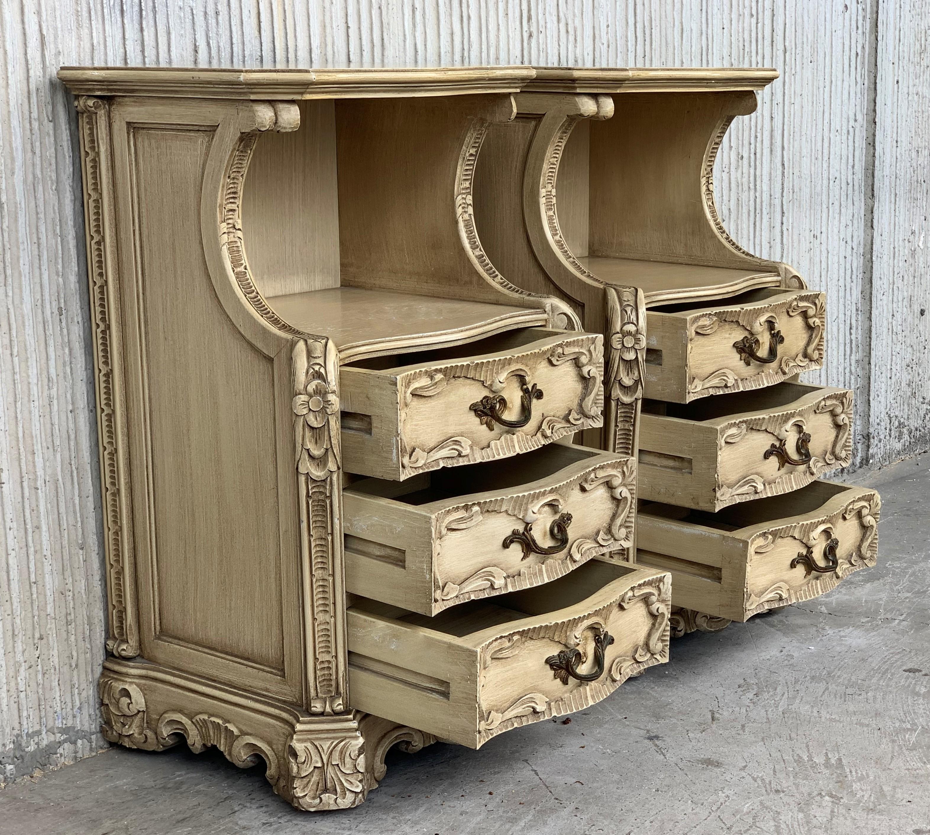 Carved French Rococo Style Pair of Nightstands with Open Shelve, circa 1930s In Good Condition For Sale In Miami, FL