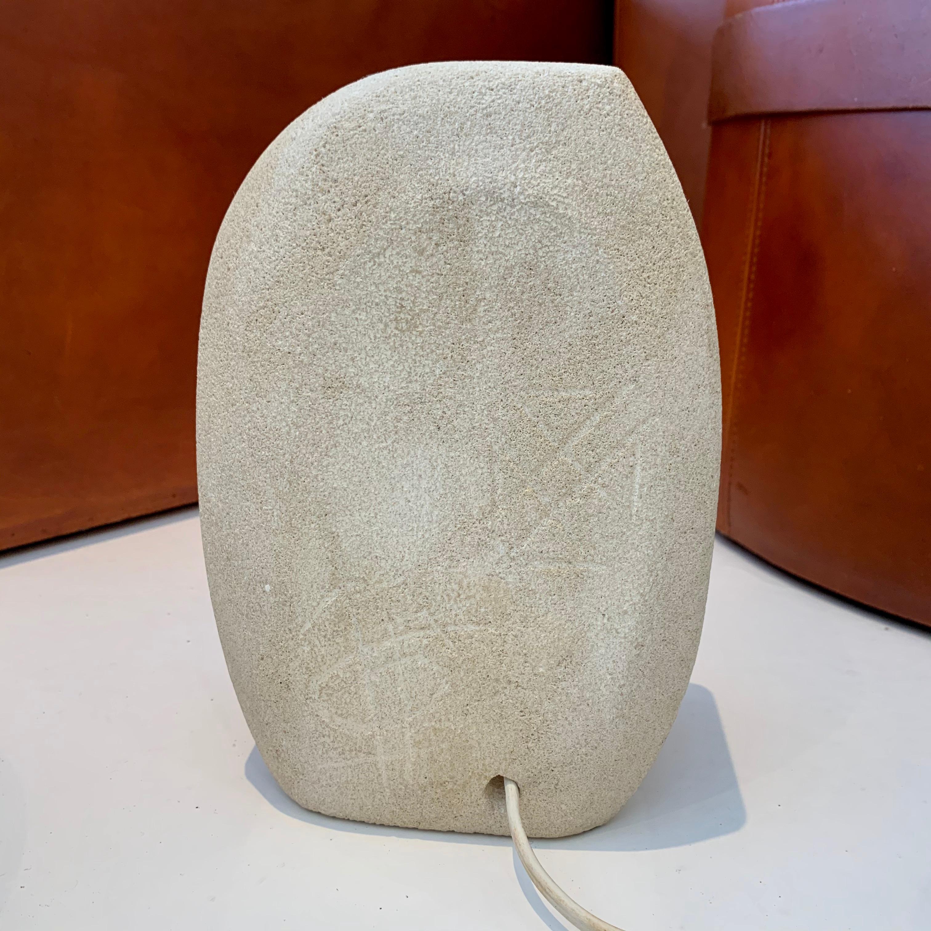 Fin du 20e siècle Lampe en pierre française sculptée en vente