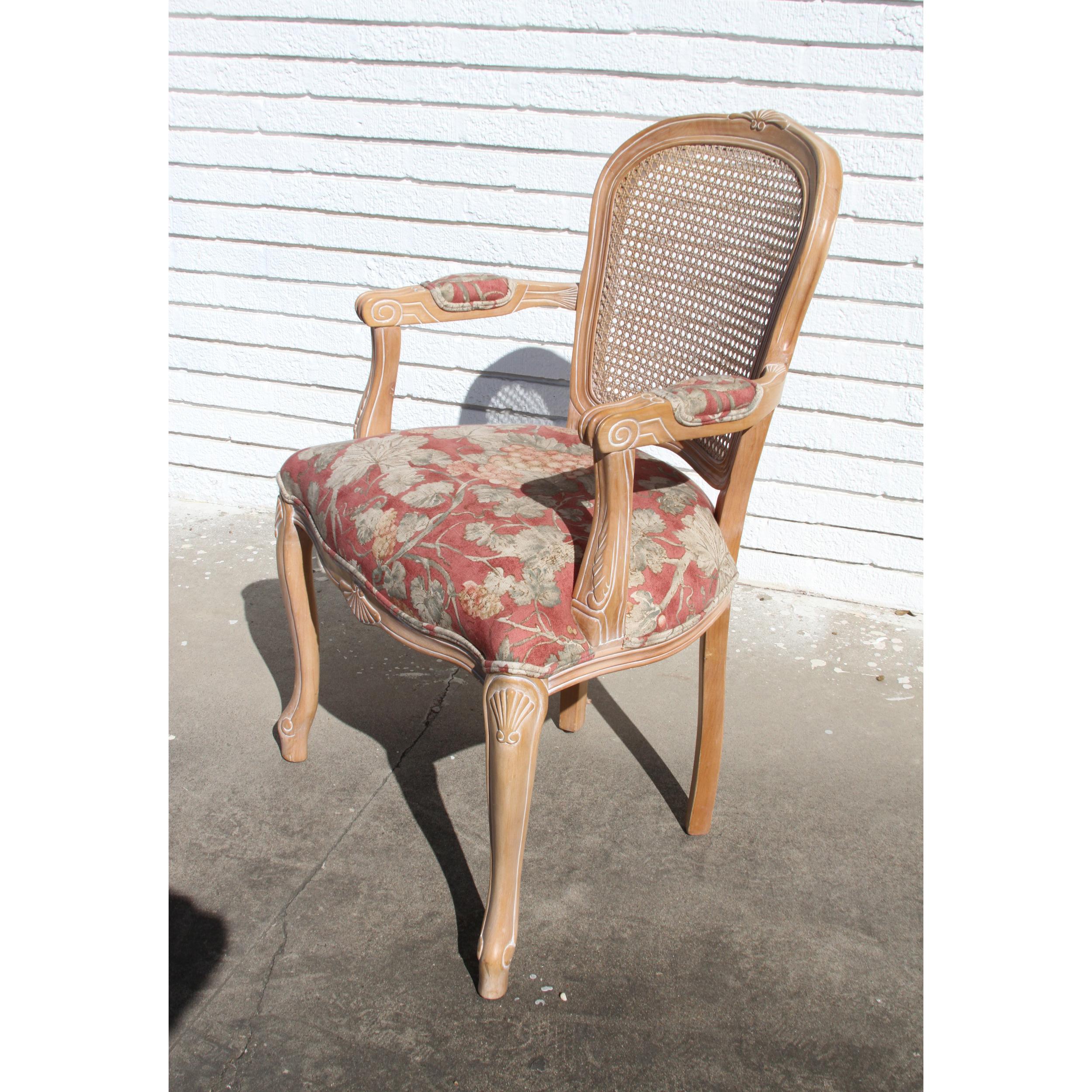 Magnifique chaise d'appoint de style français à dossier en forme de canne, tissu imprimé floral dans des tons feutrés, délicatement sculpté et accentué de bois clair.