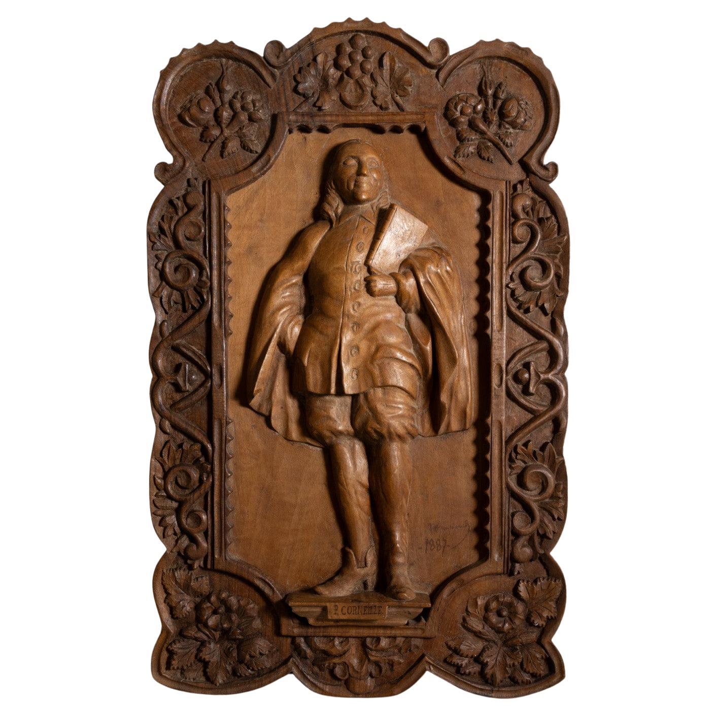 Fein geschnitzte Tafel aus französischem Nussbaumholz, die den Dramatiker Pierre Corneille (1606-1684) darstellt, signiert und datiert 1887.
Dieses detaillierte Relief zeigt Pierre Corneille (1606-1684), den berühmten französischen Dramatiker, der