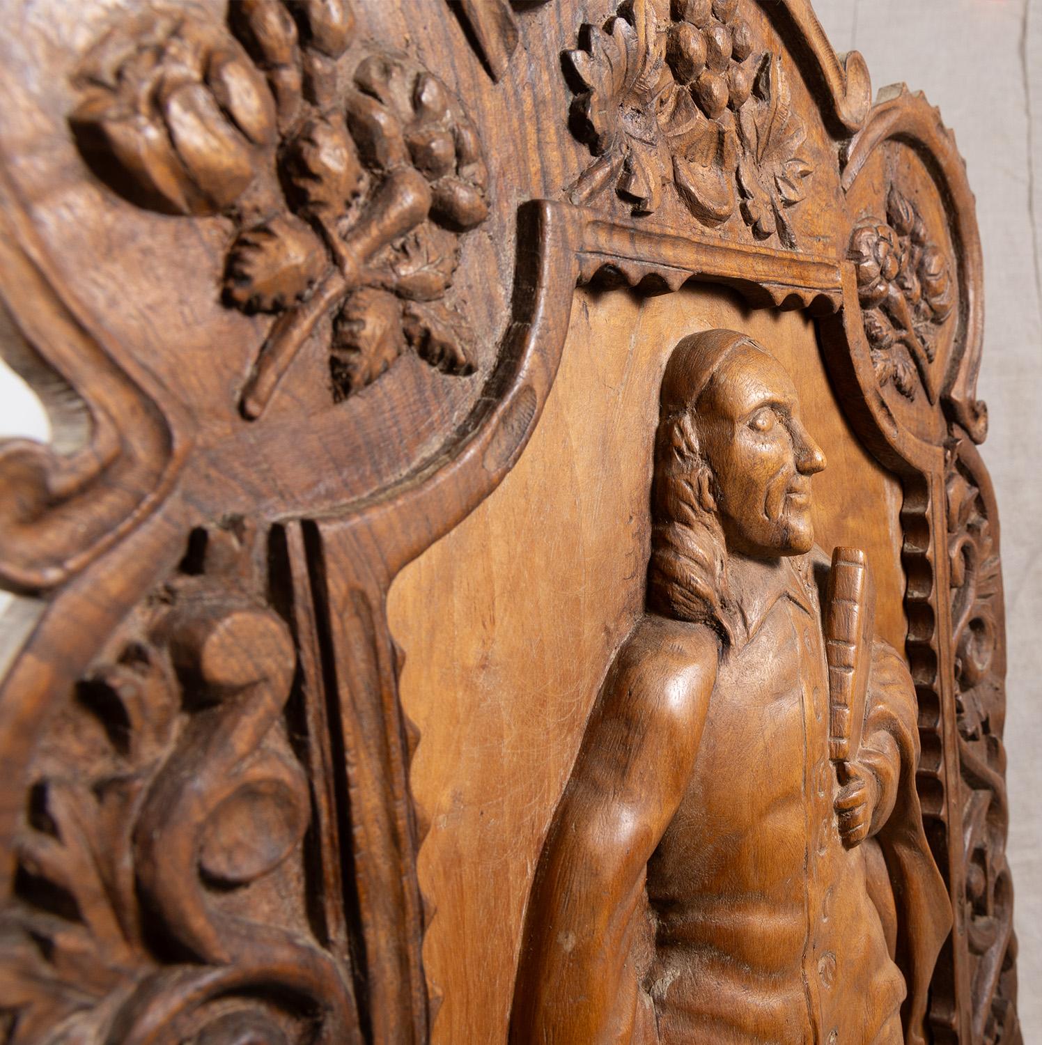 Geschnitzte Tafel aus französischem Nussbaumholz - Dramatiker Pierre Corneille (1606-1684), datiert 1887 (Handgeschnitzt) im Angebot