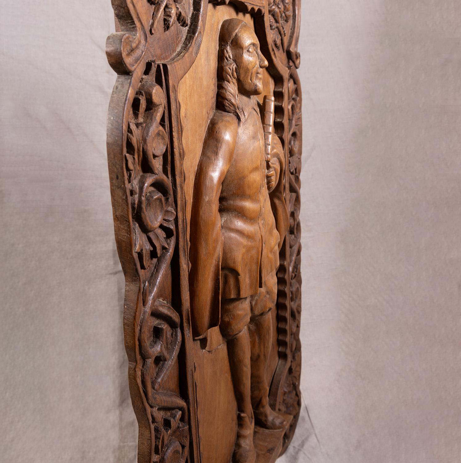 Geschnitzte Tafel aus französischem Nussbaumholz - Dramatiker Pierre Corneille (1606-1684), datiert 1887 im Zustand „Gut“ im Angebot in TEYJAT, FR