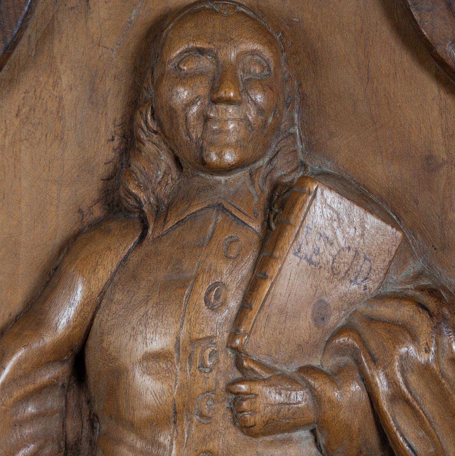 Geschnitzte Tafel aus französischem Nussbaumholz - Dramatiker Pierre Corneille (1606-1684), datiert 1887 (19. Jahrhundert) im Angebot