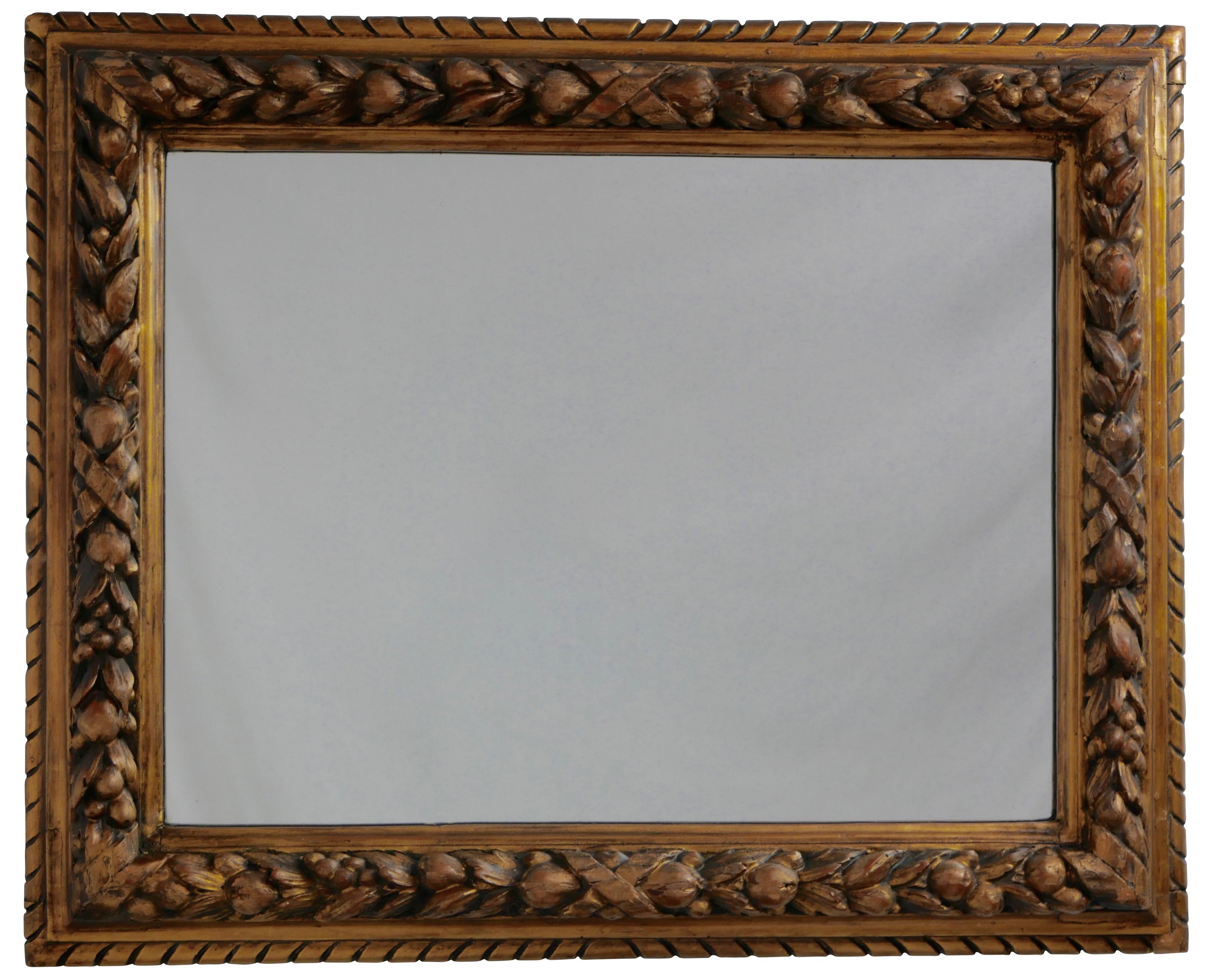 Miroir encadré, sculpté à la main, représentant des fruits et des noix en couches, avec finition dorée frottée. Le miroir peut être suspendu à la verticale ou à l'horizontale.
Italie, vers 1880.