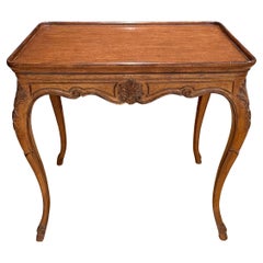 Table d'appoint Louis XV en bois fruitier sculpté