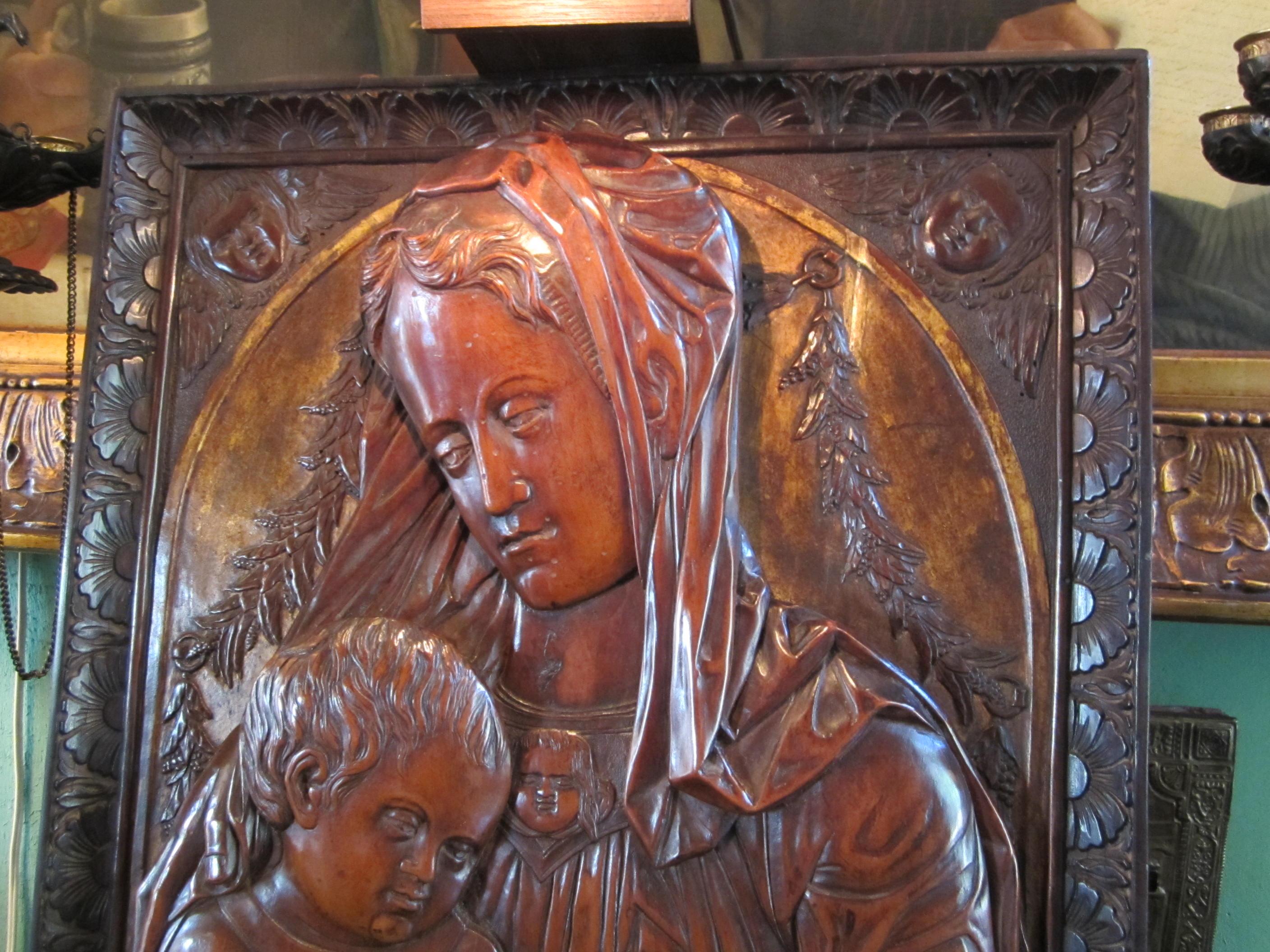 Geschnitzte Obstholzplakette der Jungfrau und des Kindes Madonna aus Obstholz, nach Donatello-Skulptur im Angebot 11