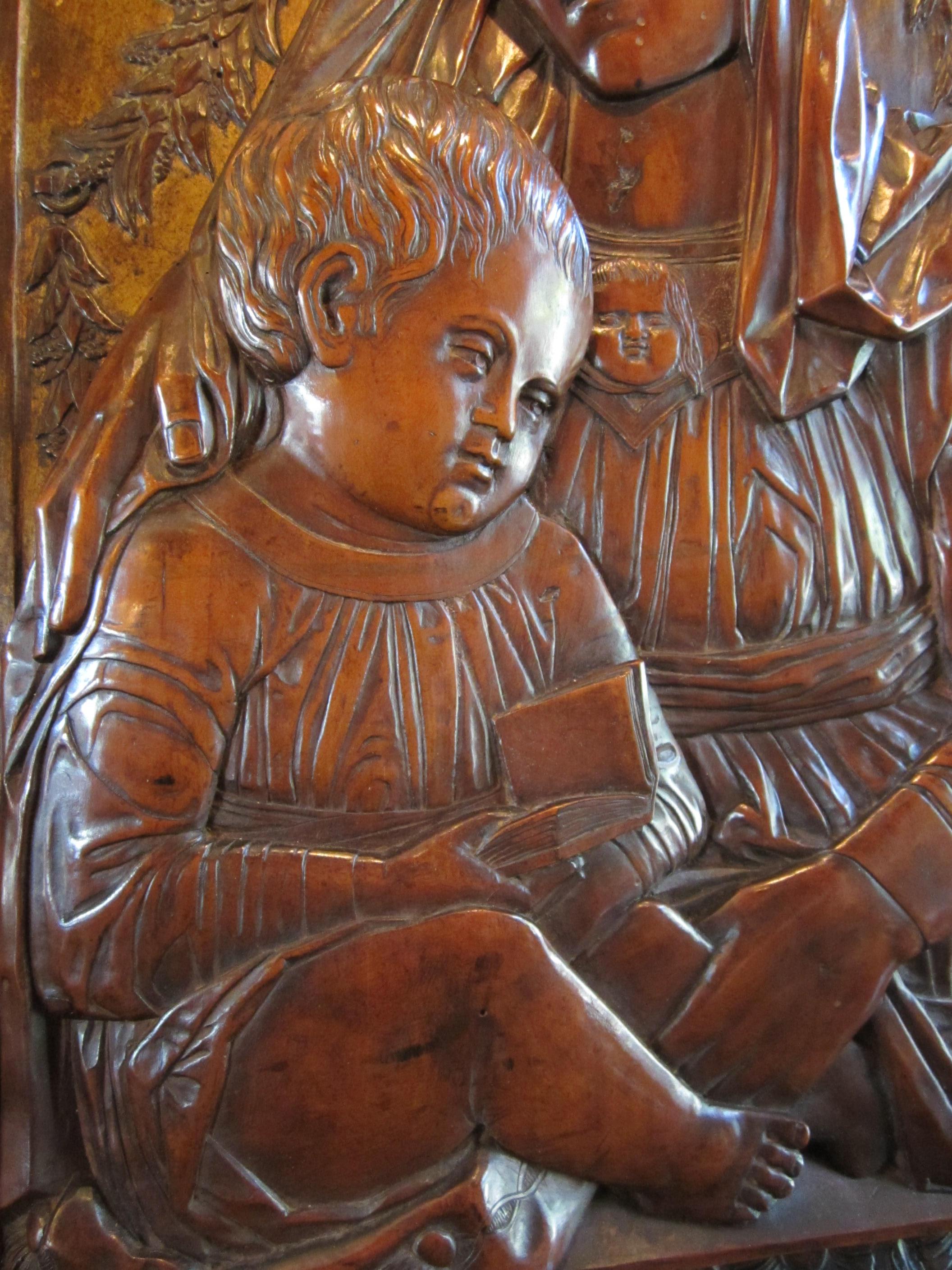 Plaque en bois fruitier sculpté représentant la Vierge et le Child Madonna, d'après la sculpture de Donatello en vente 12