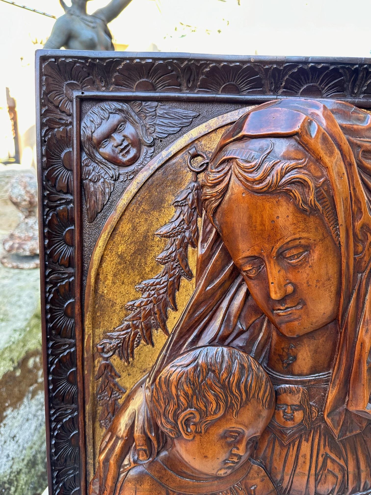 Plaque en bois fruitier sculpté représentant la Vierge et le Child Madonna, d'après la sculpture de Donatello en vente 4