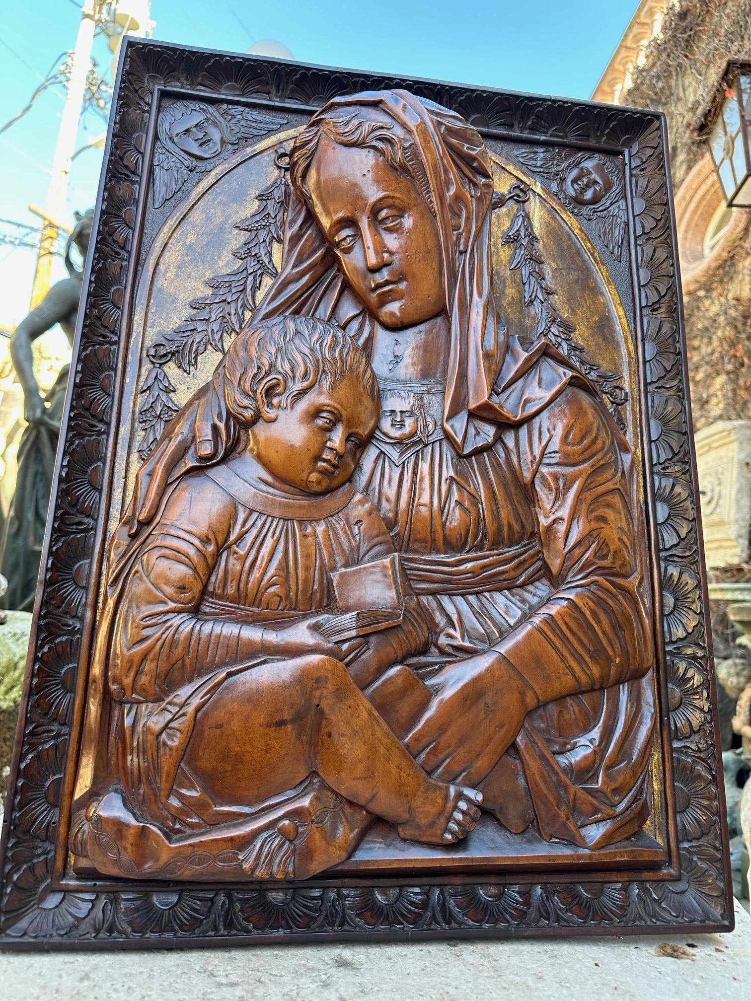 italien Plaque en bois fruitier sculpté représentant la Vierge et le Child Madonna, d'après la sculpture de Donatello en vente