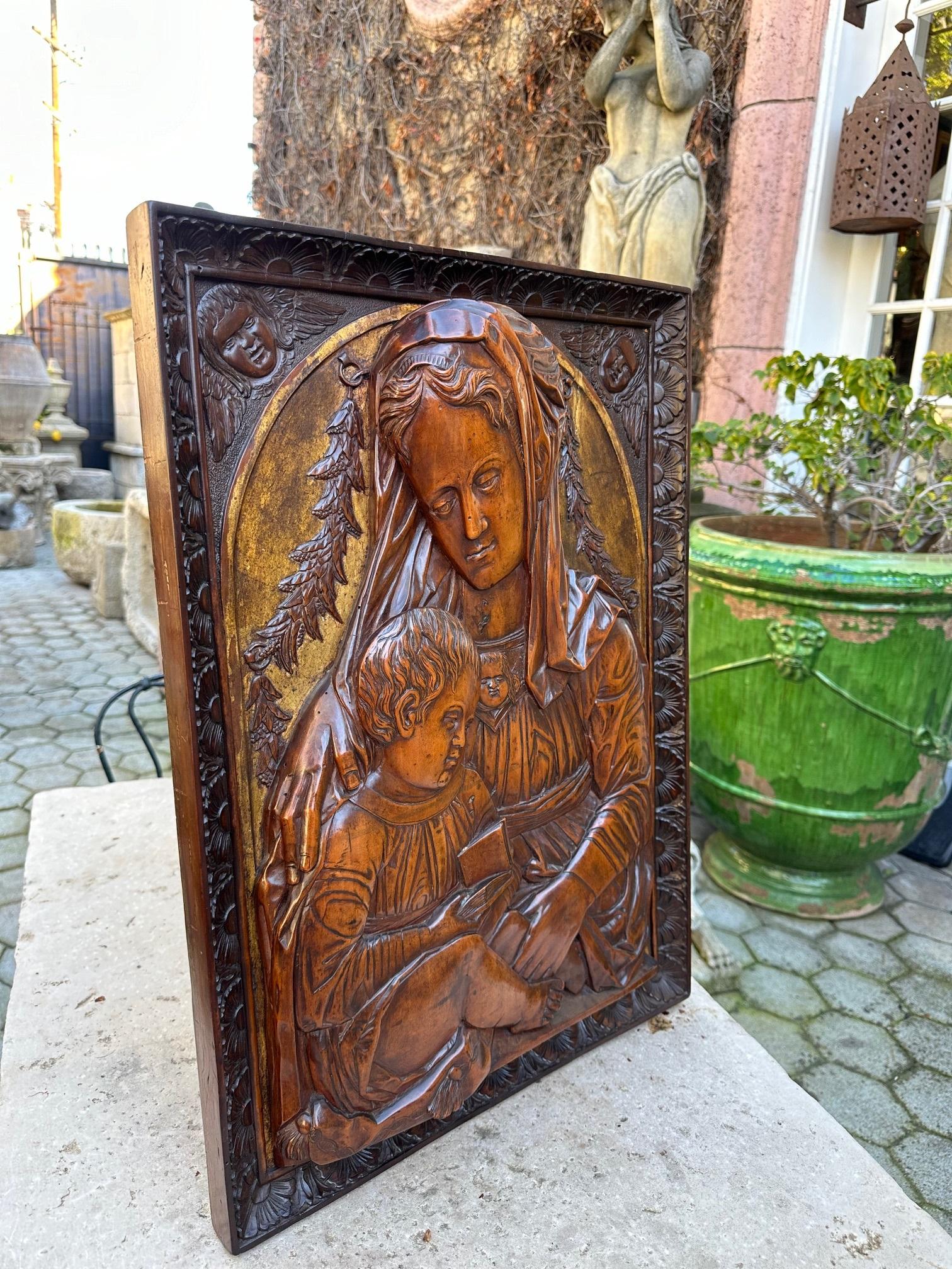 Sculpté à la main Plaque en bois fruitier sculpté représentant la Vierge et le Child Madonna, d'après la sculpture de Donatello en vente