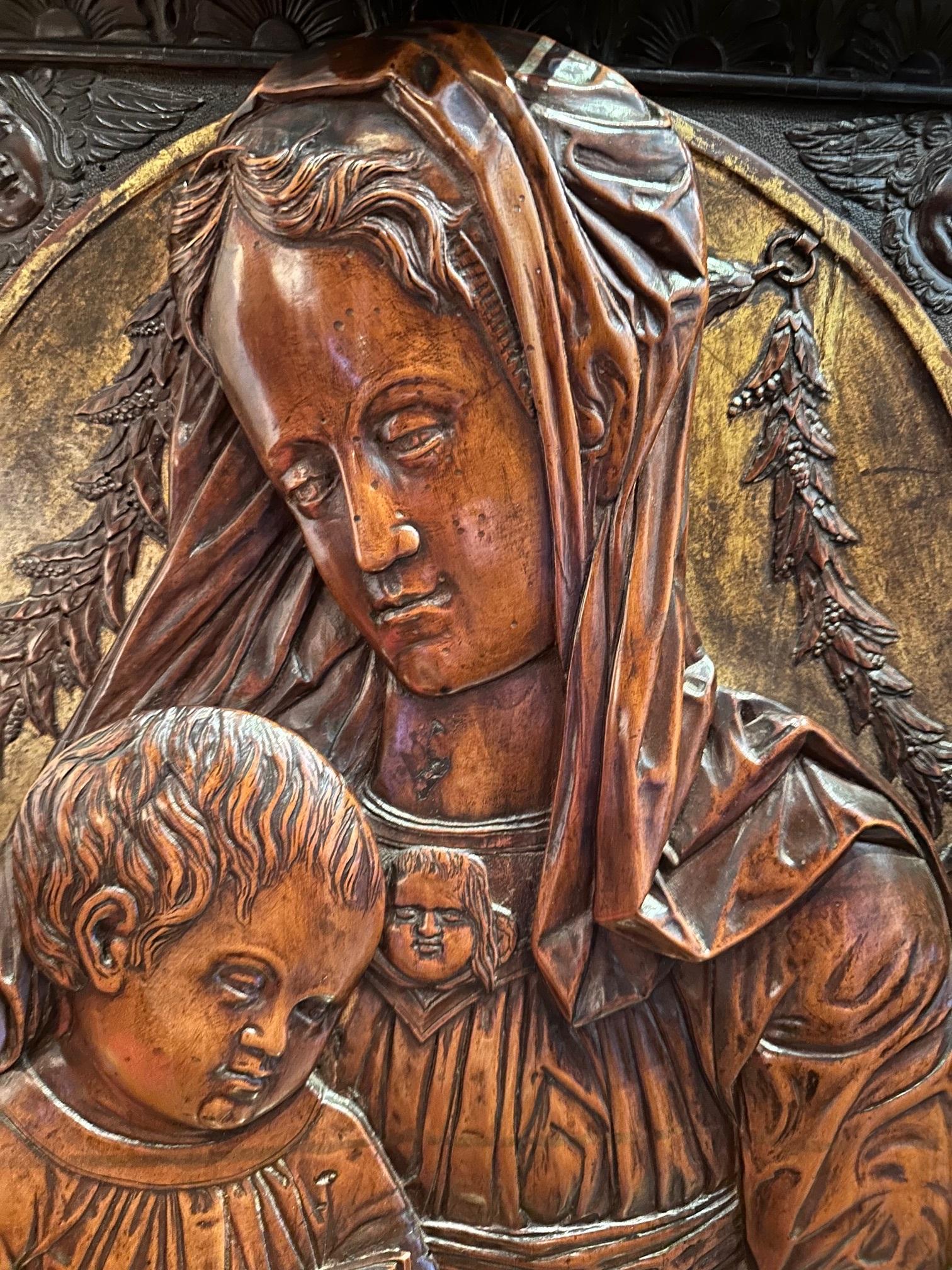 Geschnitzte Obstholzplakette der Jungfrau und des Kindes Madonna aus Obstholz, nach Donatello-Skulptur im Angebot 1