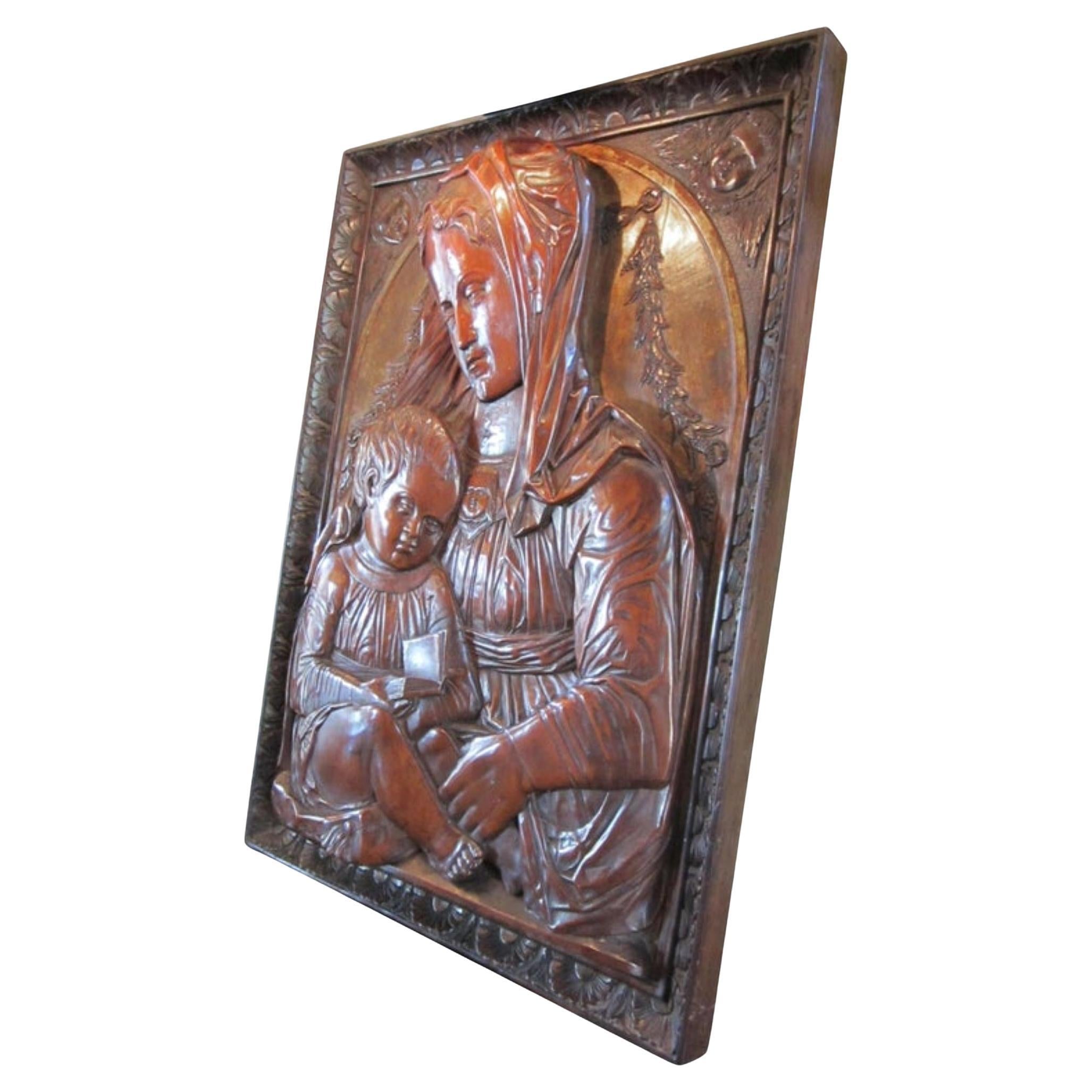 Plaque en bois fruitier sculpté représentant la Vierge et le Child Madonna, d'après la sculpture de Donatello