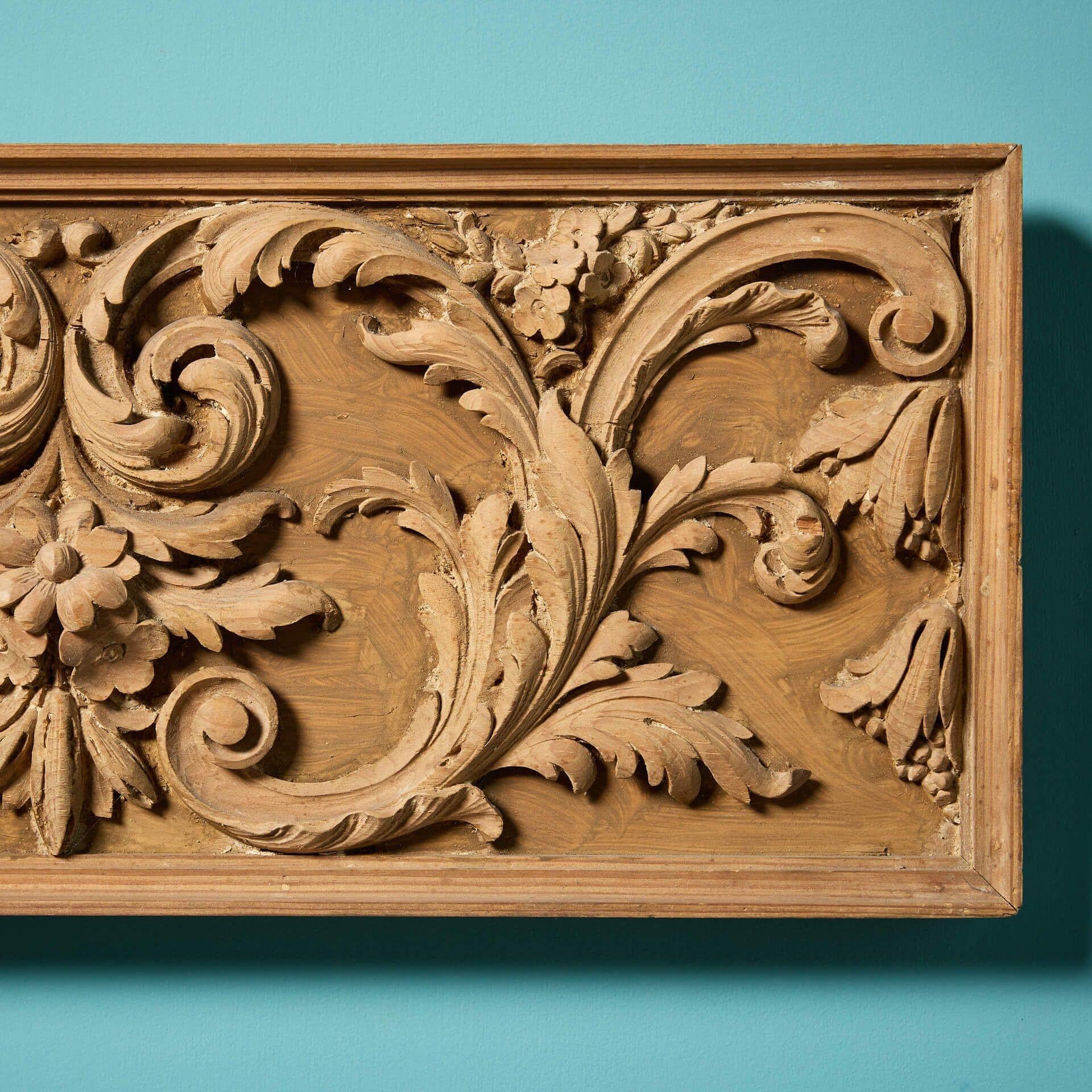 Eine original georgianische architektonische Friesplatte aus Kiefernholz, um 1800, handgeschnitzt mit einer Muschel in der Mitte und einem Rankenwerk aus Blättern. Dieses antike Fries ist mit einer Schnur zum Aufhängen versehen und kann in einem