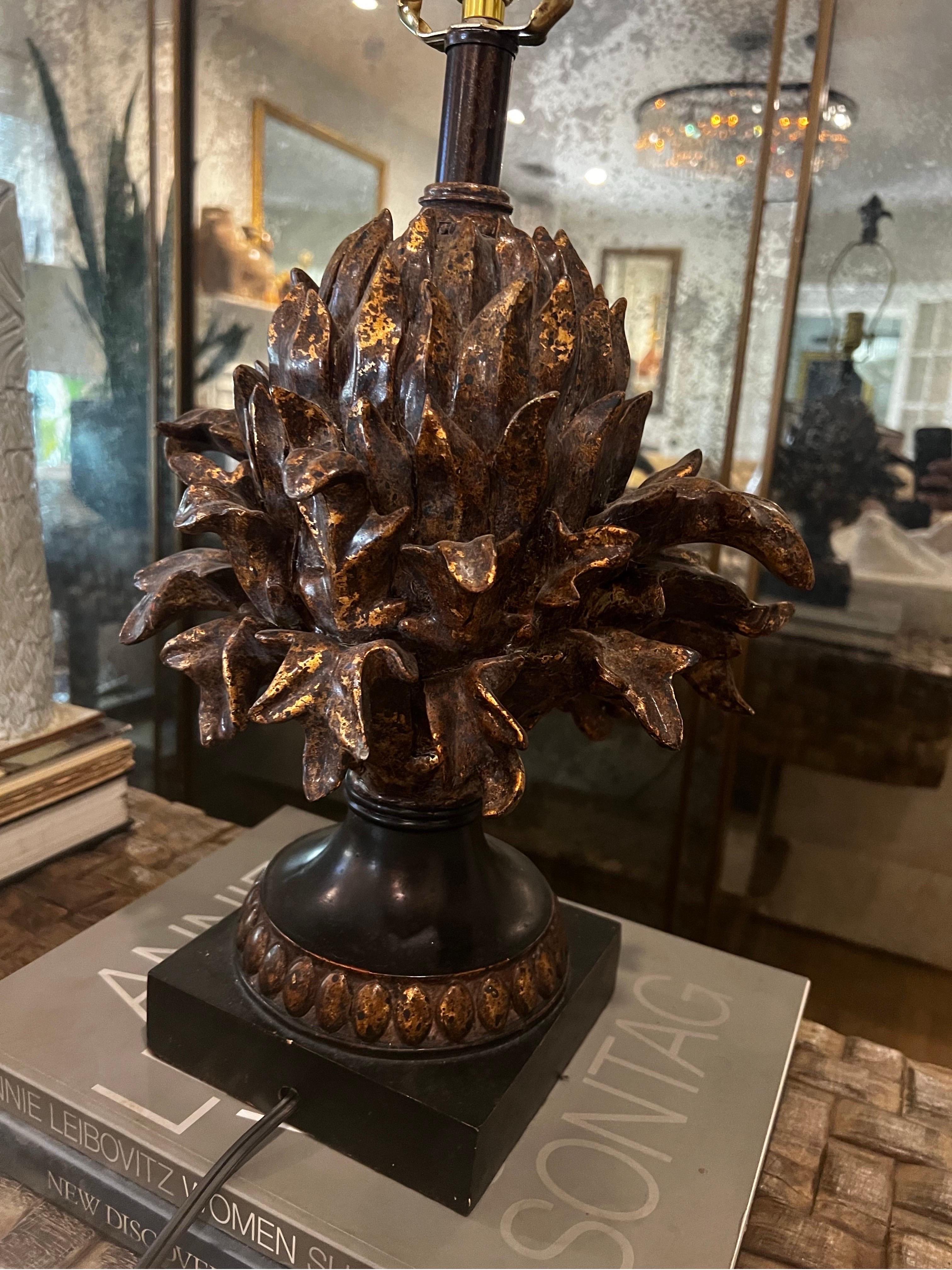 Schöne einzigartige geschnitzte Tischlampe.   Blütendetails zum Öffnen mit vergoldetem Finish über dunkelbraunem/Ebenholz-Finish.  Passend dazu geschnitzter Schlussstein.  Siehe Bilder.

Beinhaltet keine Beschattung.  