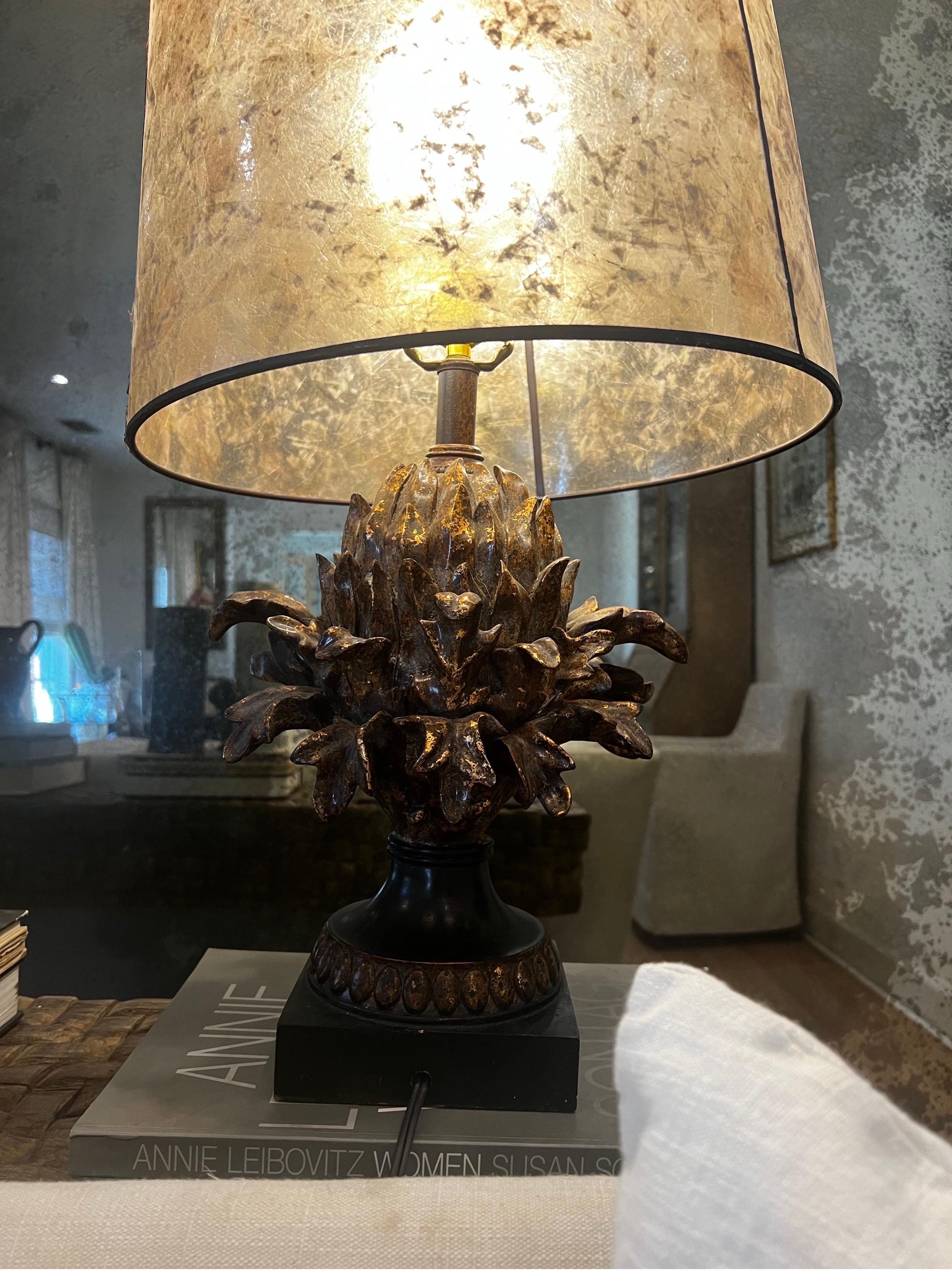 Geschnitzte Tischlampe, vergoldetes Goldholz, Artichoke (amerikanisch) im Angebot
