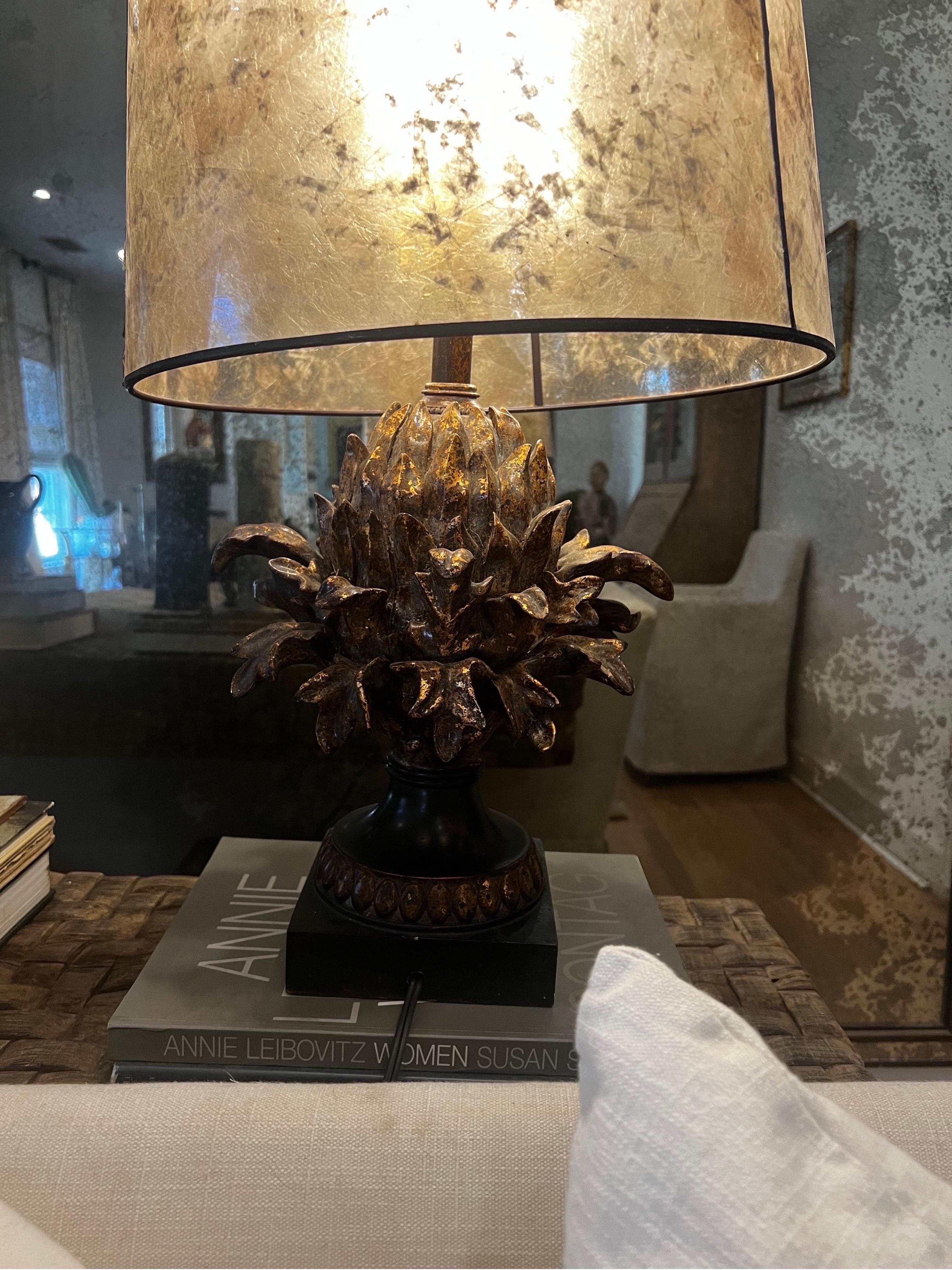 Geschnitzte Tischlampe, vergoldetes Goldholz, Artichoke (21. Jahrhundert und zeitgenössisch) im Angebot